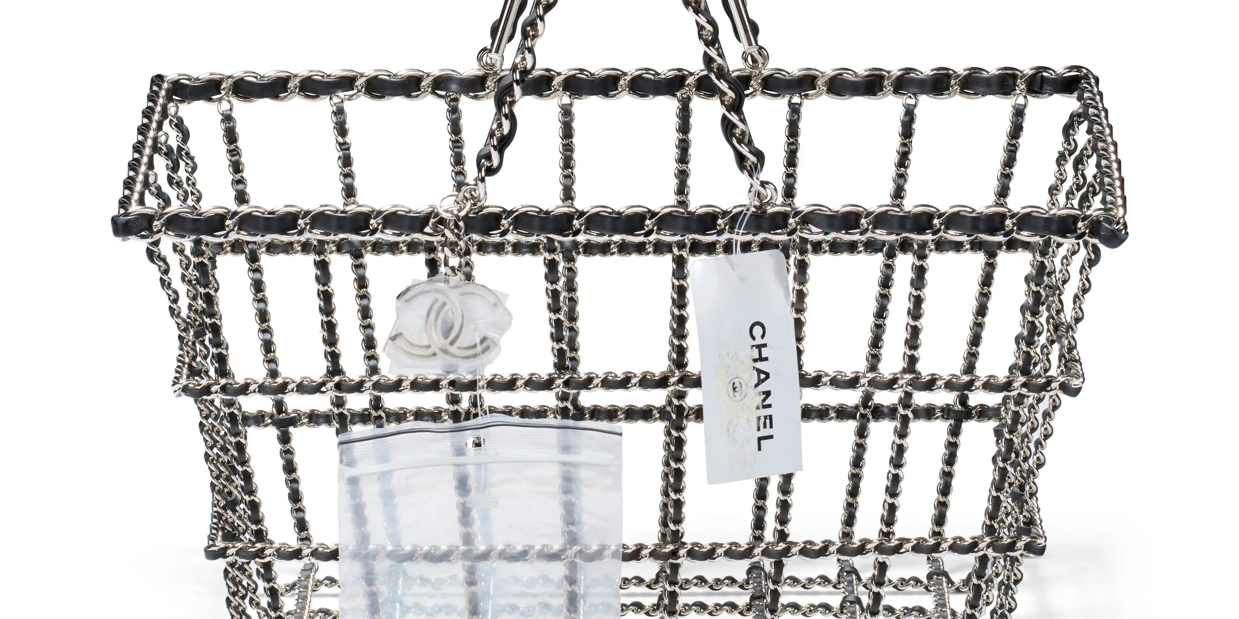 ఈ పాతకాలపు ‘షాపింగ్ బాస్కెట్’ చానెల్ బ్యాగ్ కేవలం వేలంలో రికార్డు సృష్టించింది