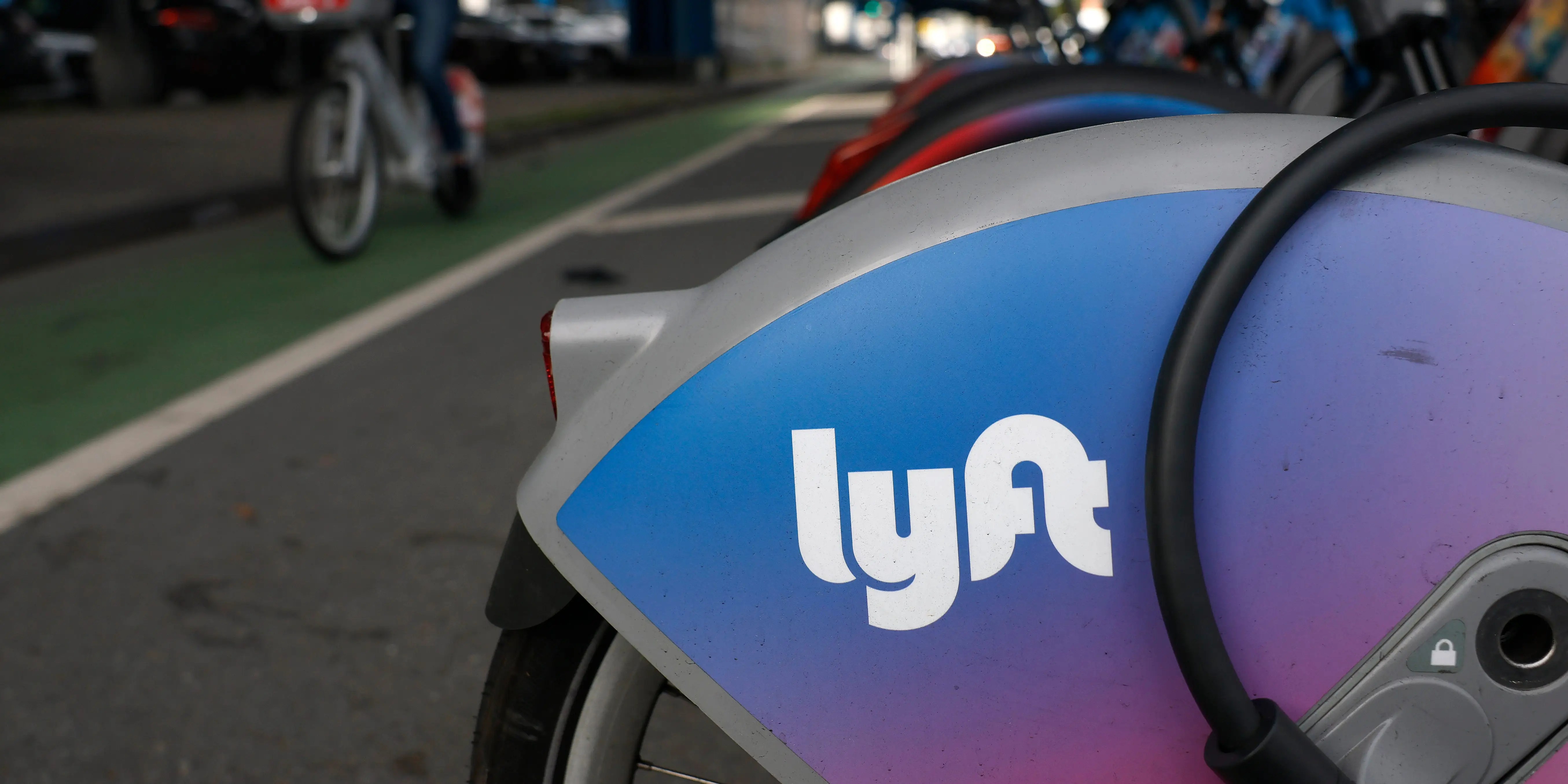 Lyft’s stock plummets 16% as a disappointing quarter presents a setback for its comeback story