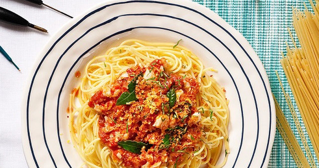 Makaron spaghetti z dorszem Kobieta w INTERIA.PL