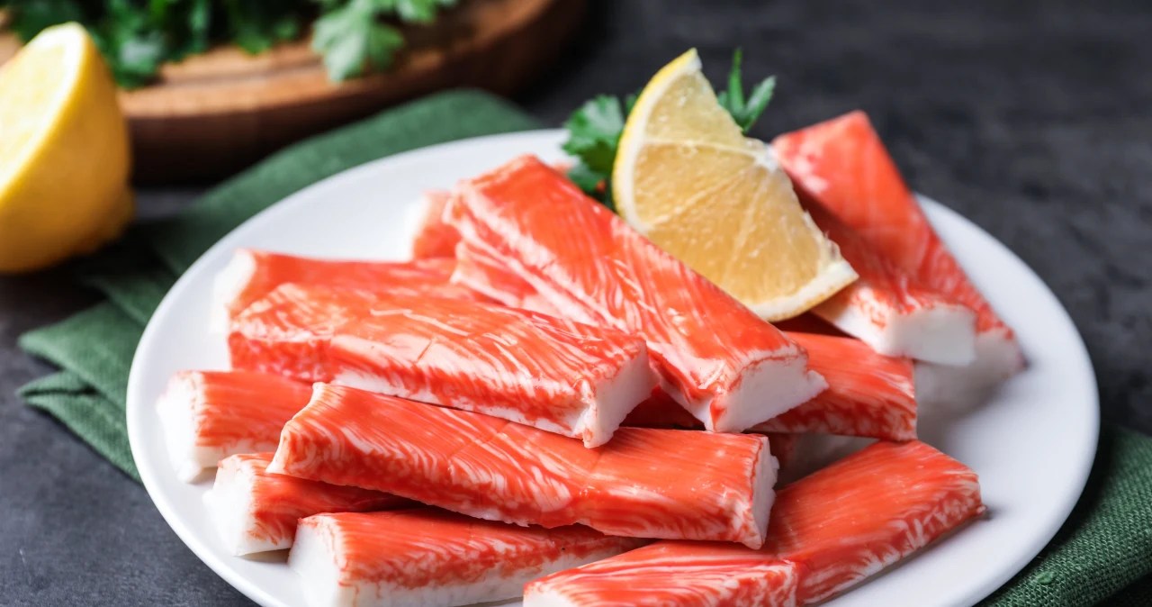 Surimi Co to takiego? Czy paluszki krabowe są zdrowe? Kobieta w