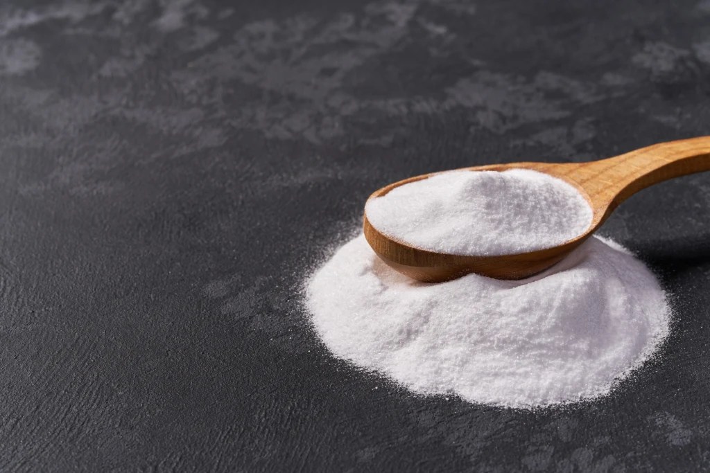 Jak wybielić ubrania bez wybielacza? Podpowiadamy! Kobieta w INTERIA.PL