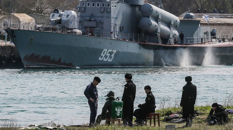 Моряки ВМФ РФ навпроти ракетного катера Чорноморського флоту РФ у Севастополі, 01 квітня 2014 року