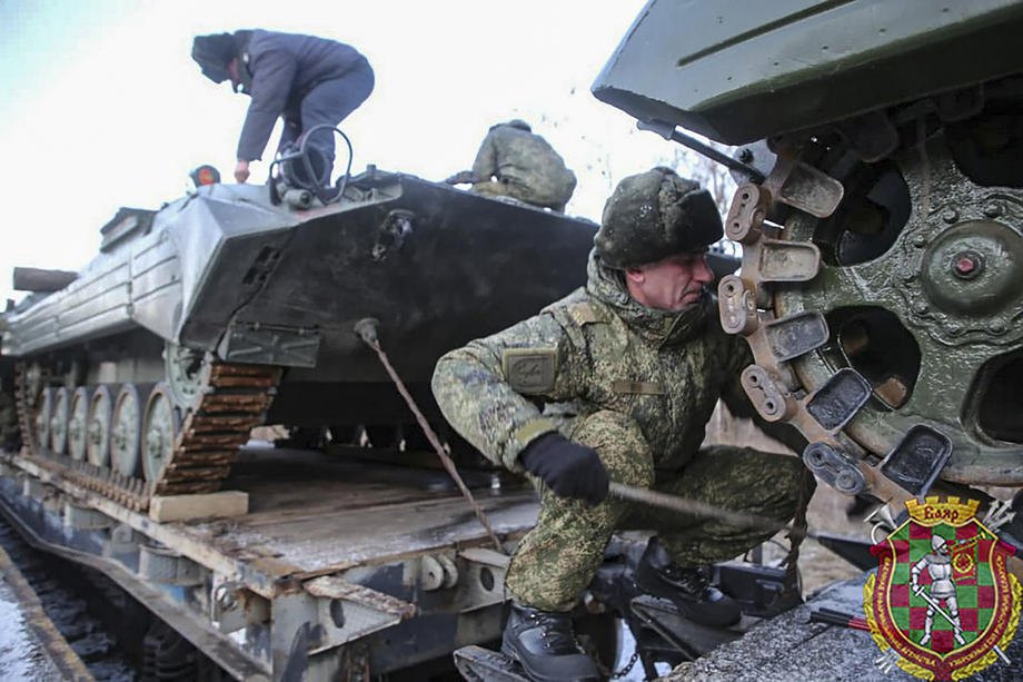 Російські військовослужбовці готують військову техніку до розвантаження для спільних військових навчань Росії та Білорусі «Союзне рішення 2022» у Білорусі, 18 січня.