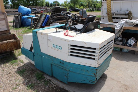 12hp Kohler engine K301S Tennant 220 Riding Sweeper in Minneapolis, MN, USA