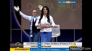 Marika fruscio Nuda si spoglia e fa vedere le tette in diretta