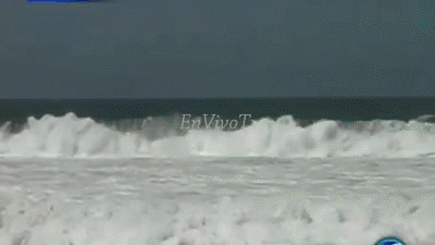 Olas Gigantes En Mar De Fondo En Acapulco 1 Muerto 4 Mayo 2015 On Make A Gif