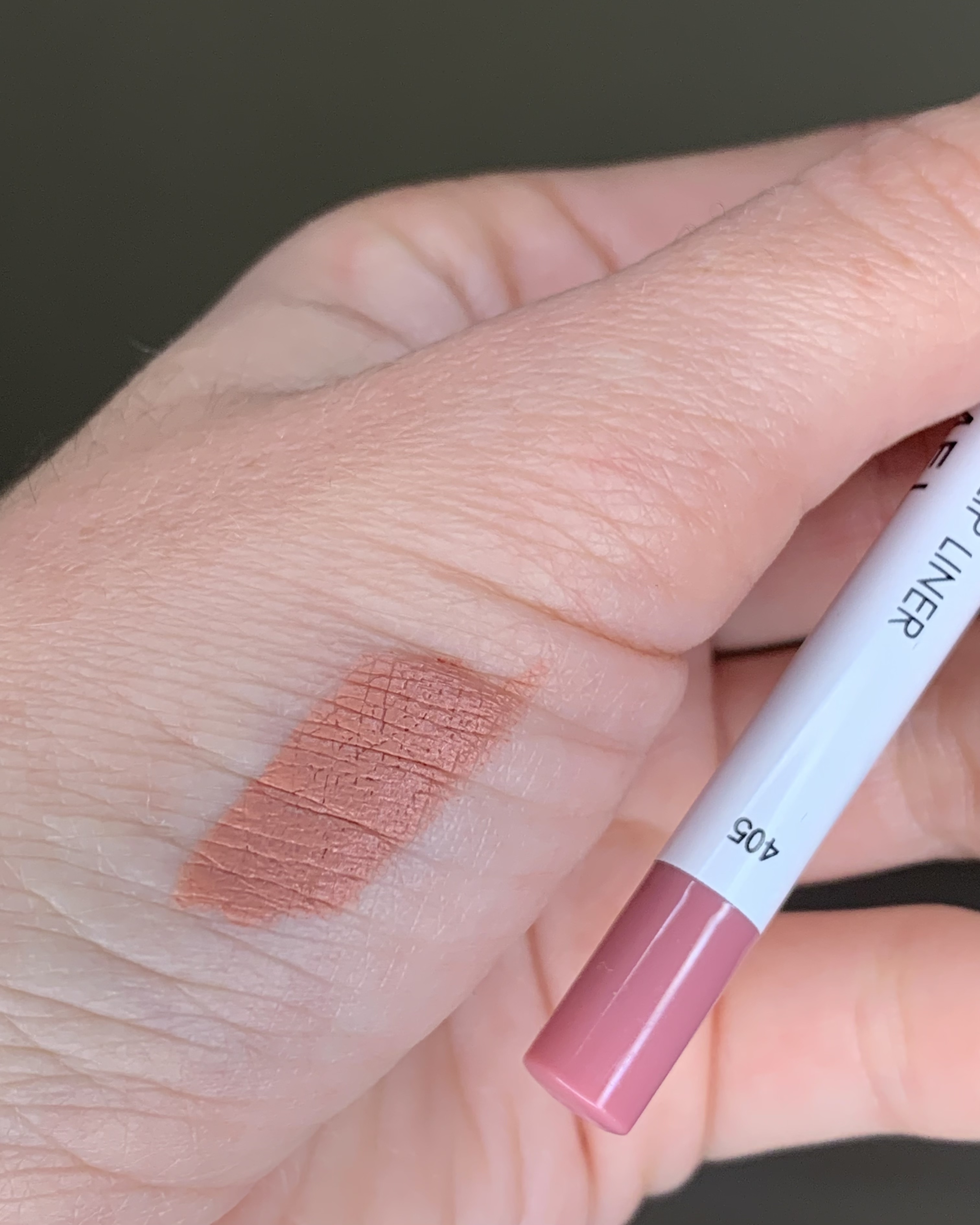 Олівець Lamel 405 на губах MAKEUP Club