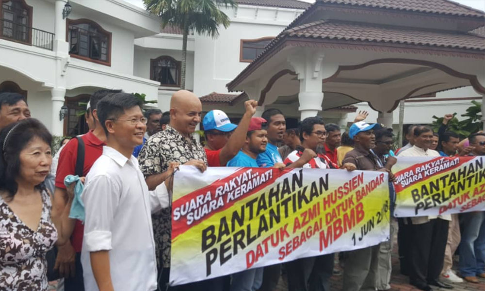 Bantahan pada datuk bandar baru di luar rumah MB Melaka