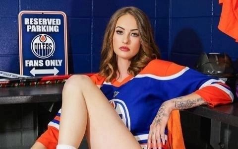 Oilers fan signs deal with famous website after going viral for flashing