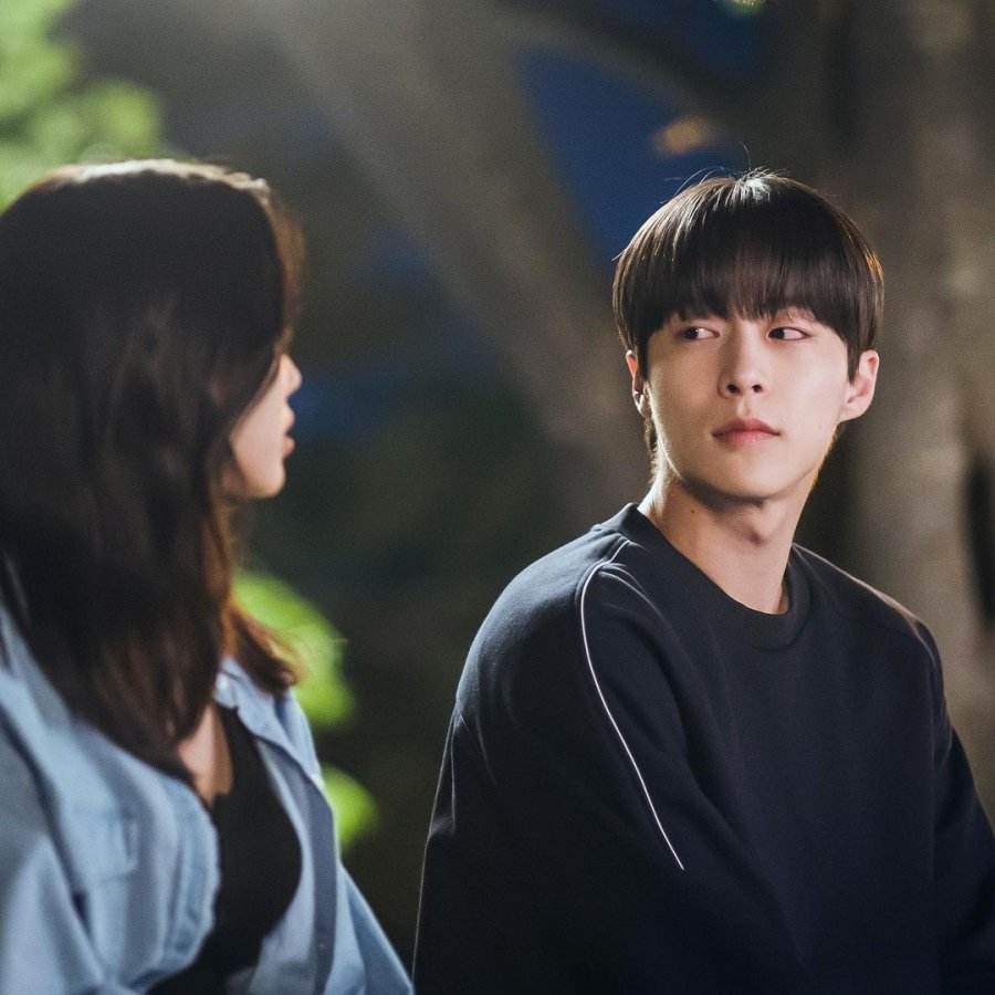 Arriba 92+ Foto At A Distance Spring Is Green toon Mirada Tensa