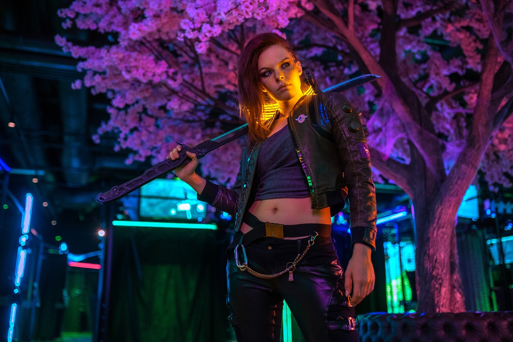 Россиянка удивила красивым перевоплощением в наемницу Ви из Cyberpunk 2077