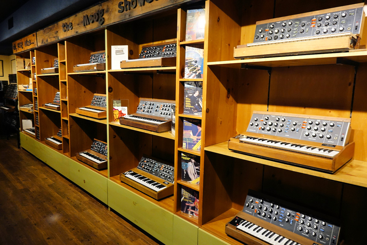 A visit to Electronic Music Education and Preservation Project (Hendrix
