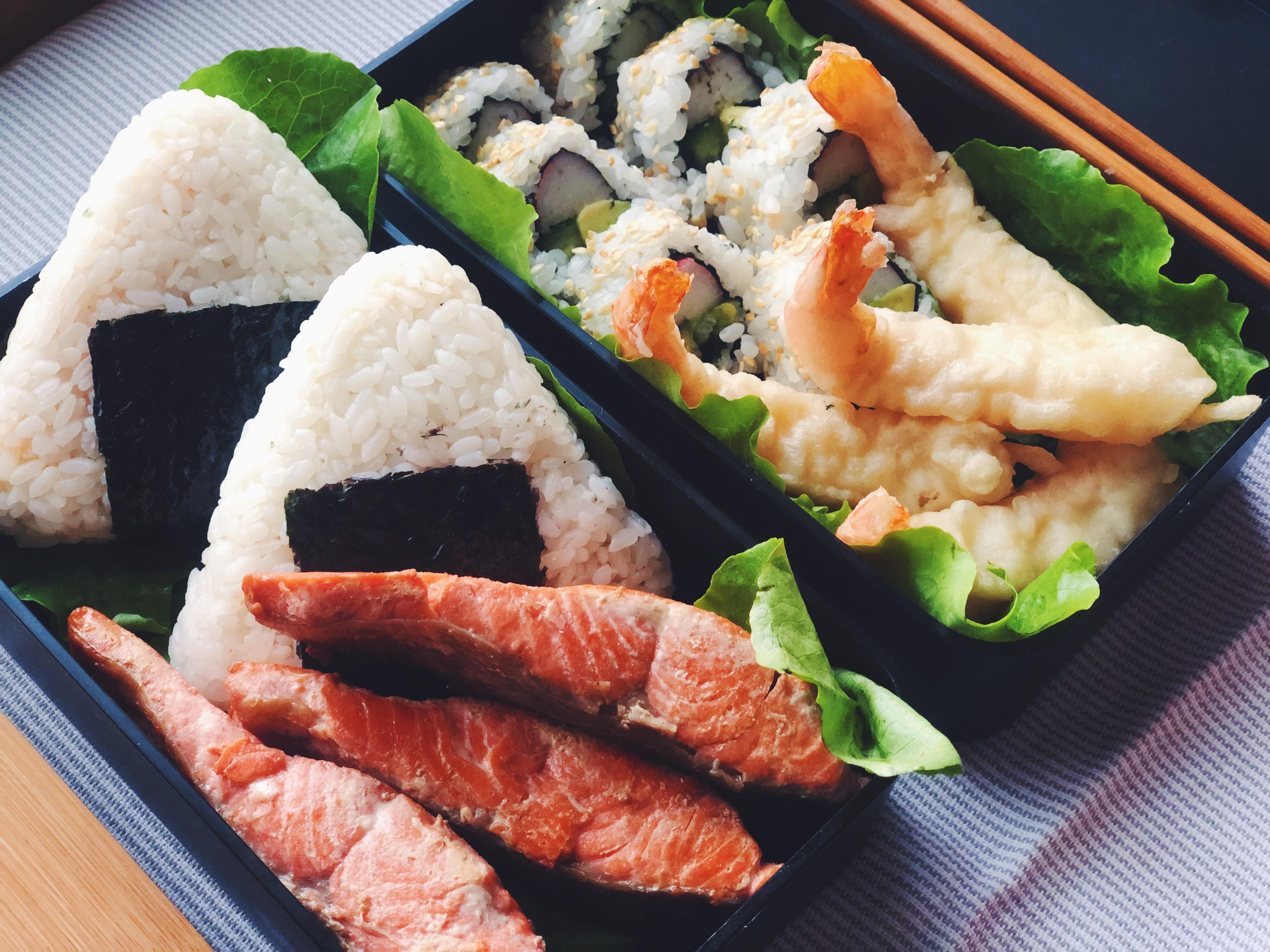 [Homemade] Onigiri + maki + tempura shrimp + teriyaki salmon bento r/food