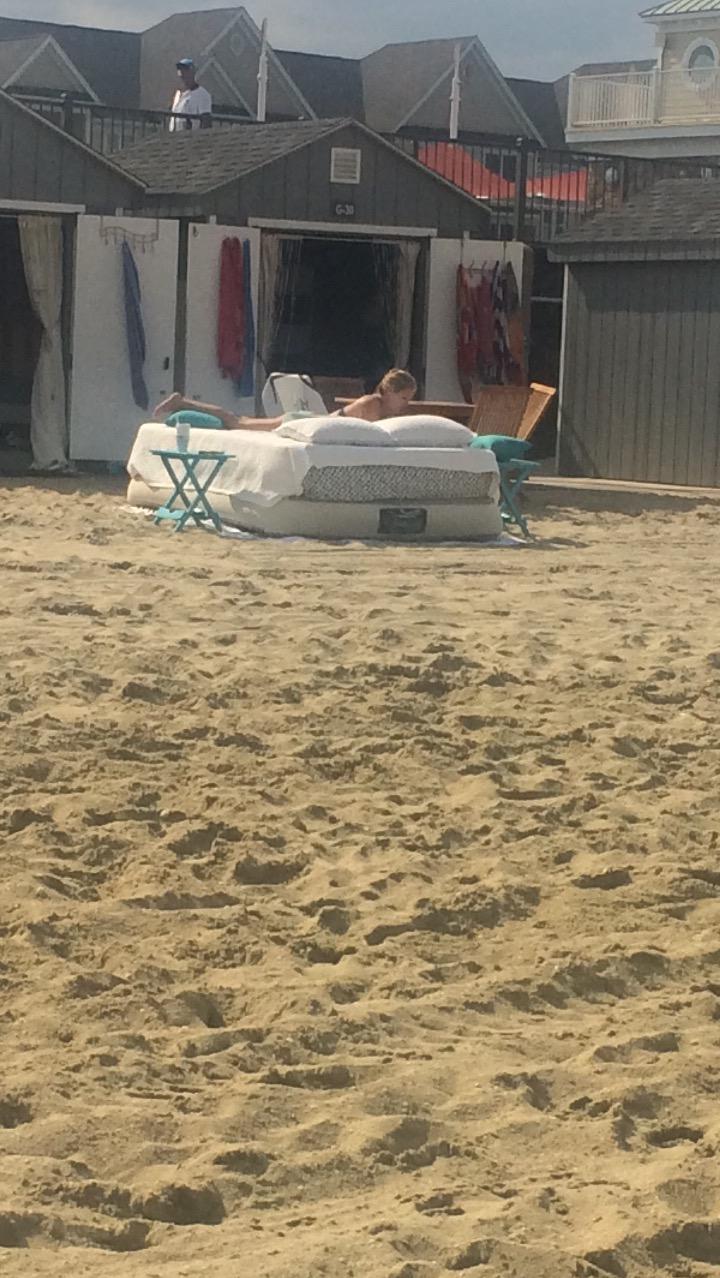 This lady brought an air mattress to the beach r/mildlyinteresting