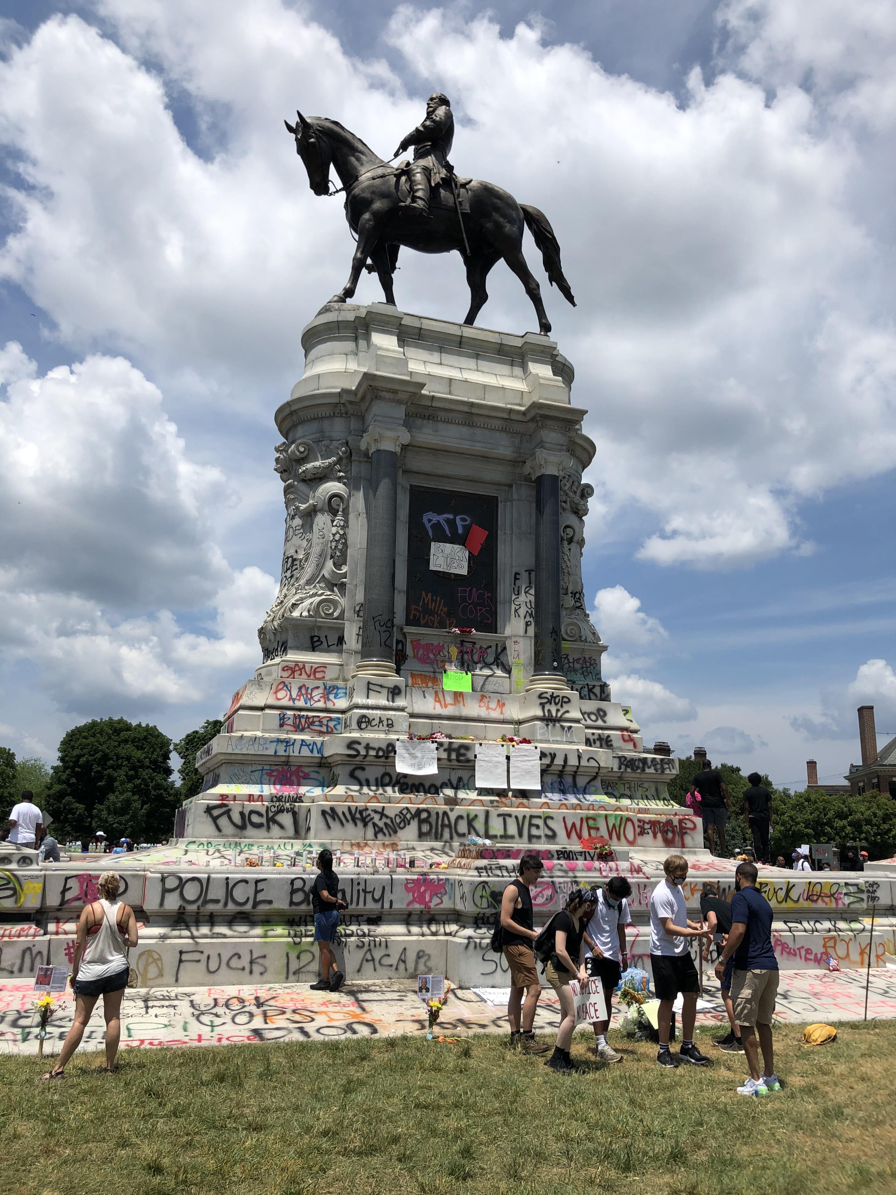 Robert E Lee statue in Richmond Virginia r/pics