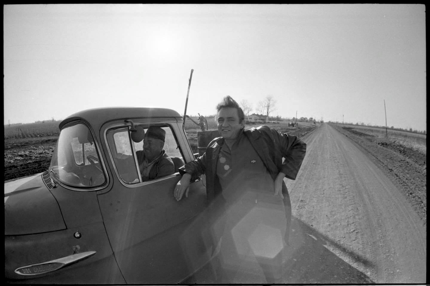 Johnny Cash in 1969 revisiting Dyess, Arkansas, where he grew up. r/JohnnyCash