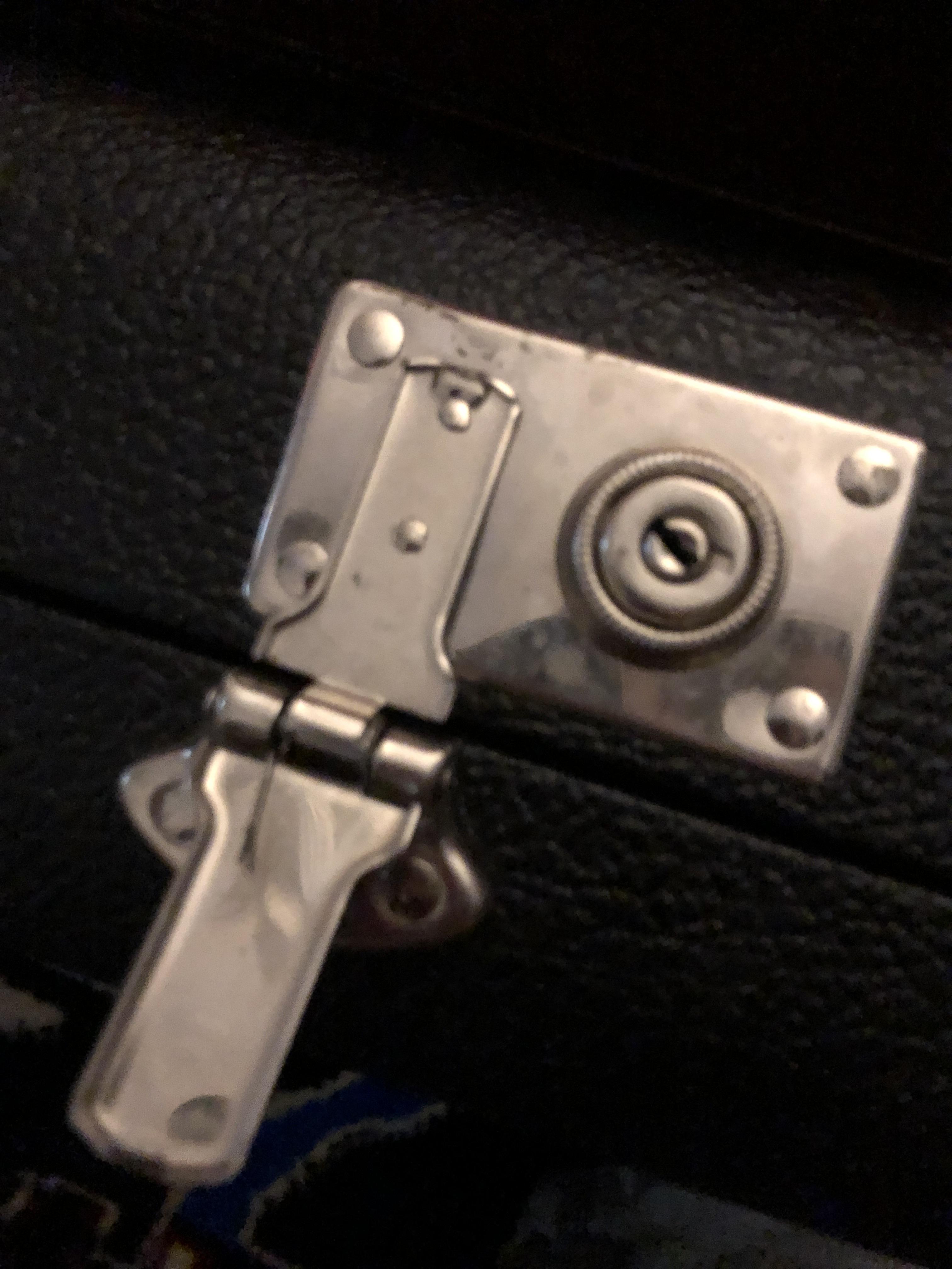 How do I open this? It doesn’t look like a key system guitars