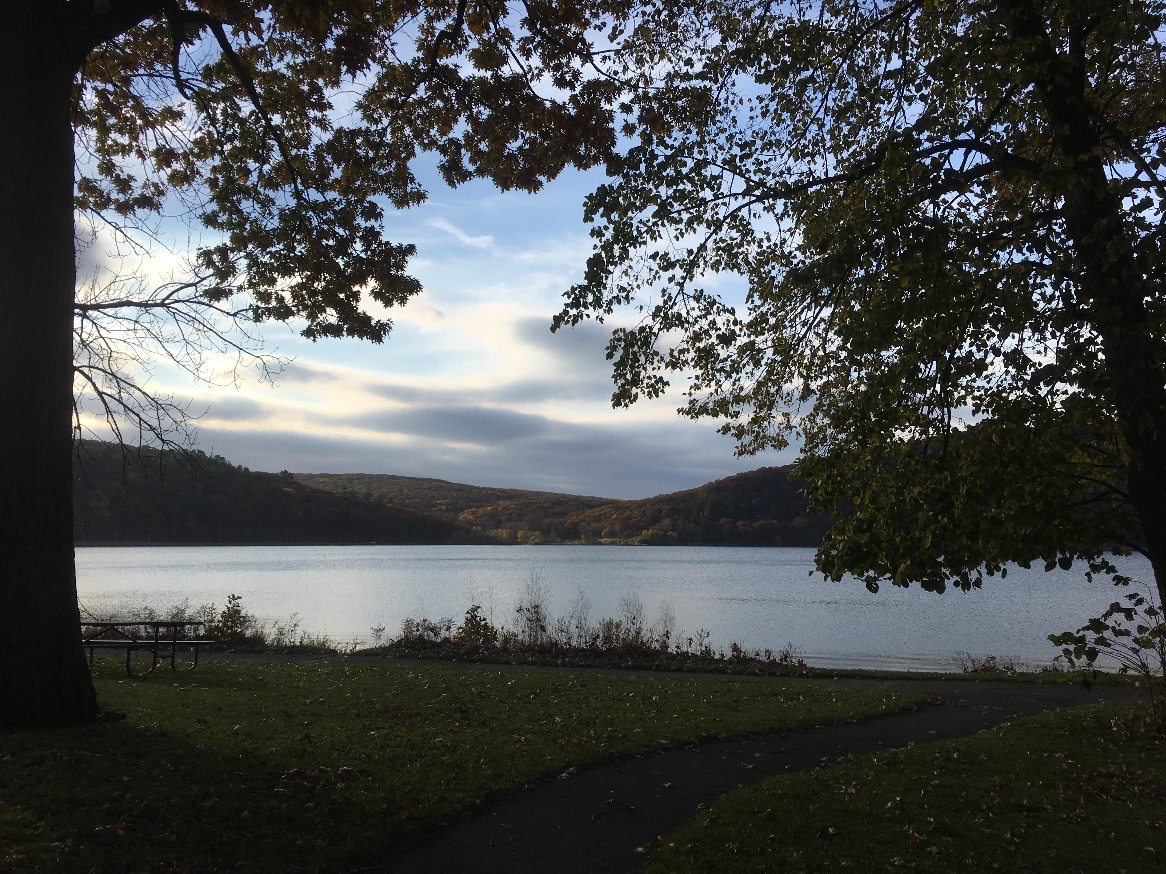 A pretty dusk scene from Devil's Lake Wisconsin r/AmateurEarthPorn