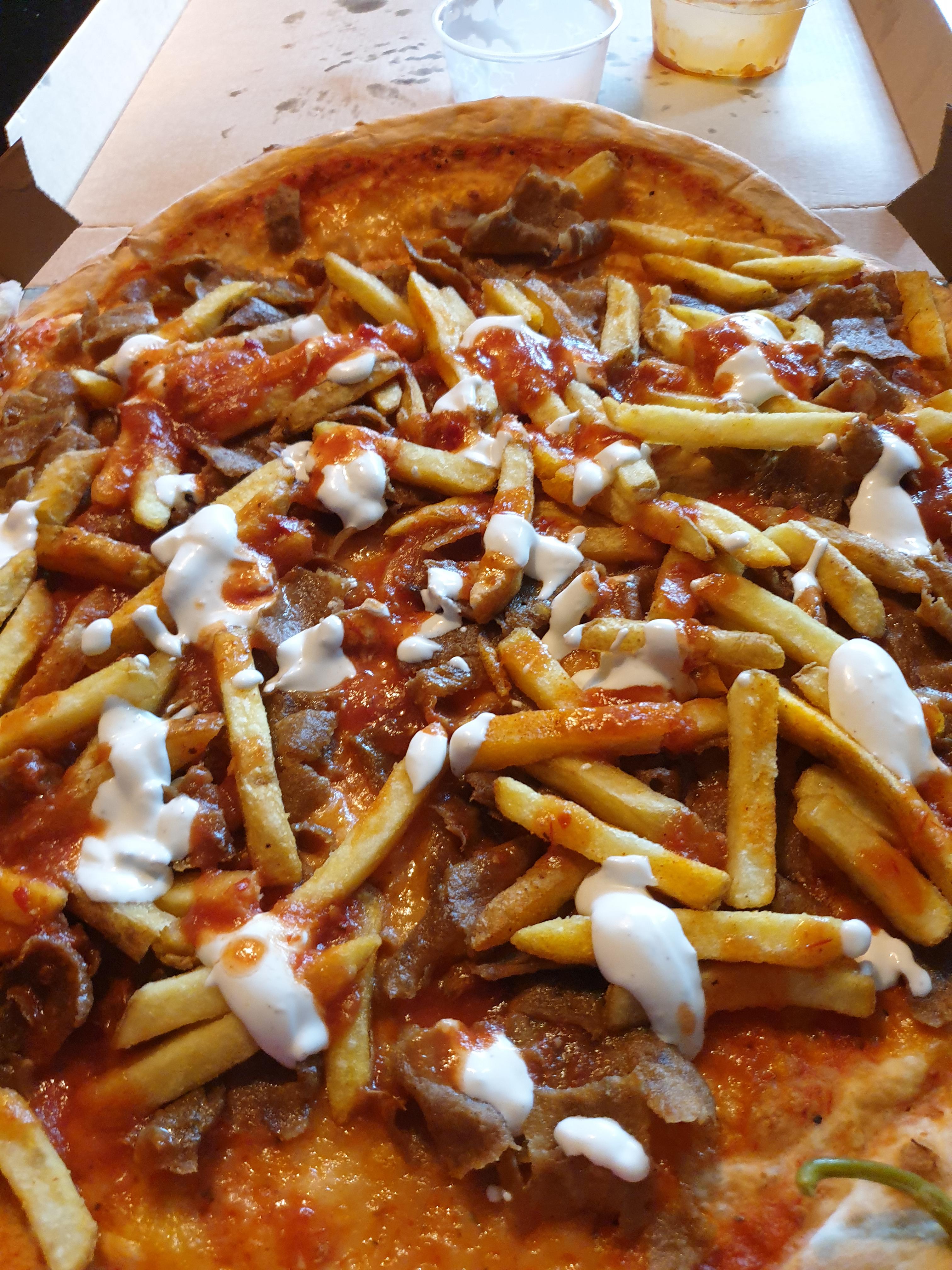 Kebab pizza with fries r/shittyfoodporn