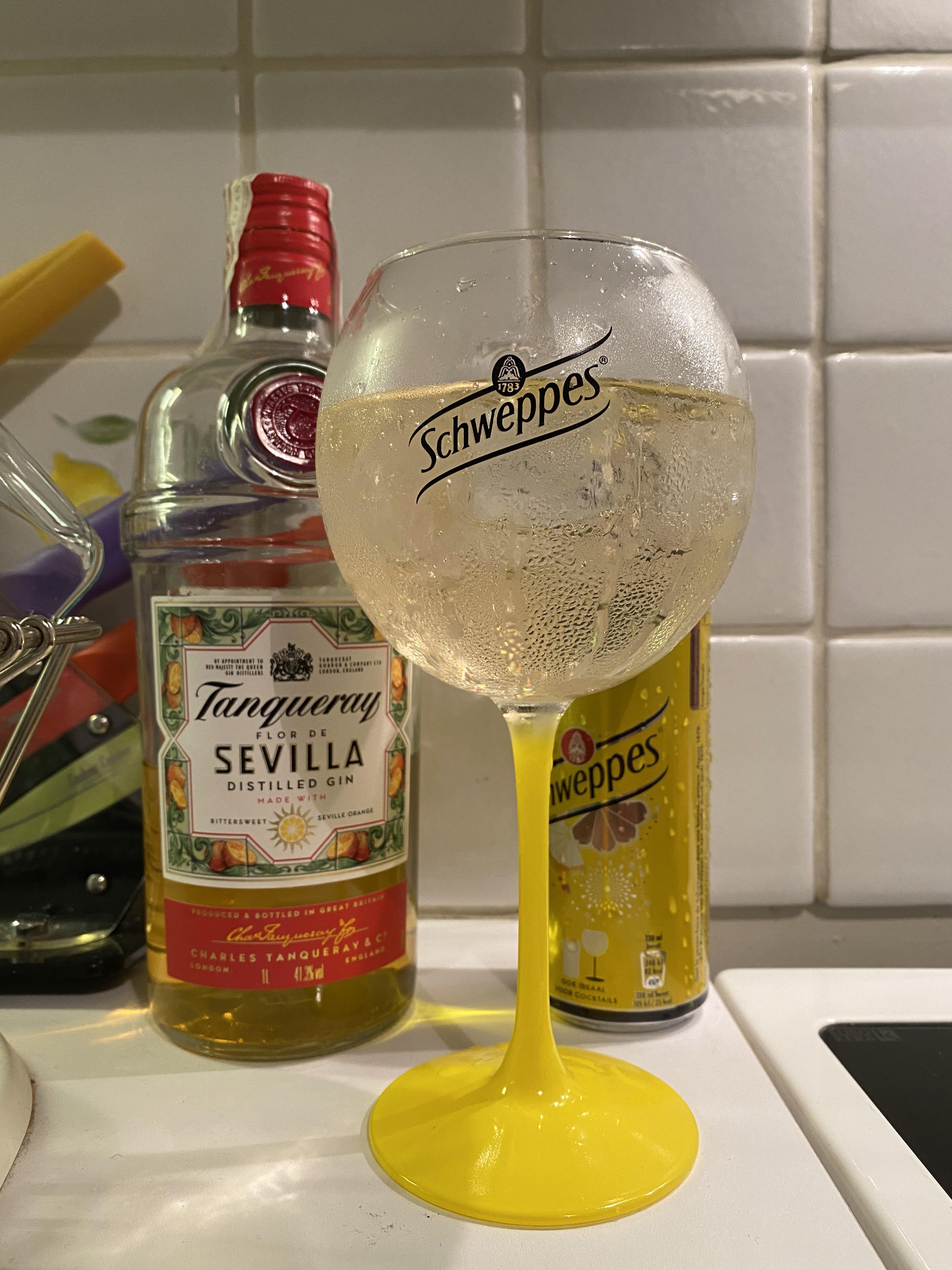 Tanqueray Sevilla & Schweppes Tonic r/Gin