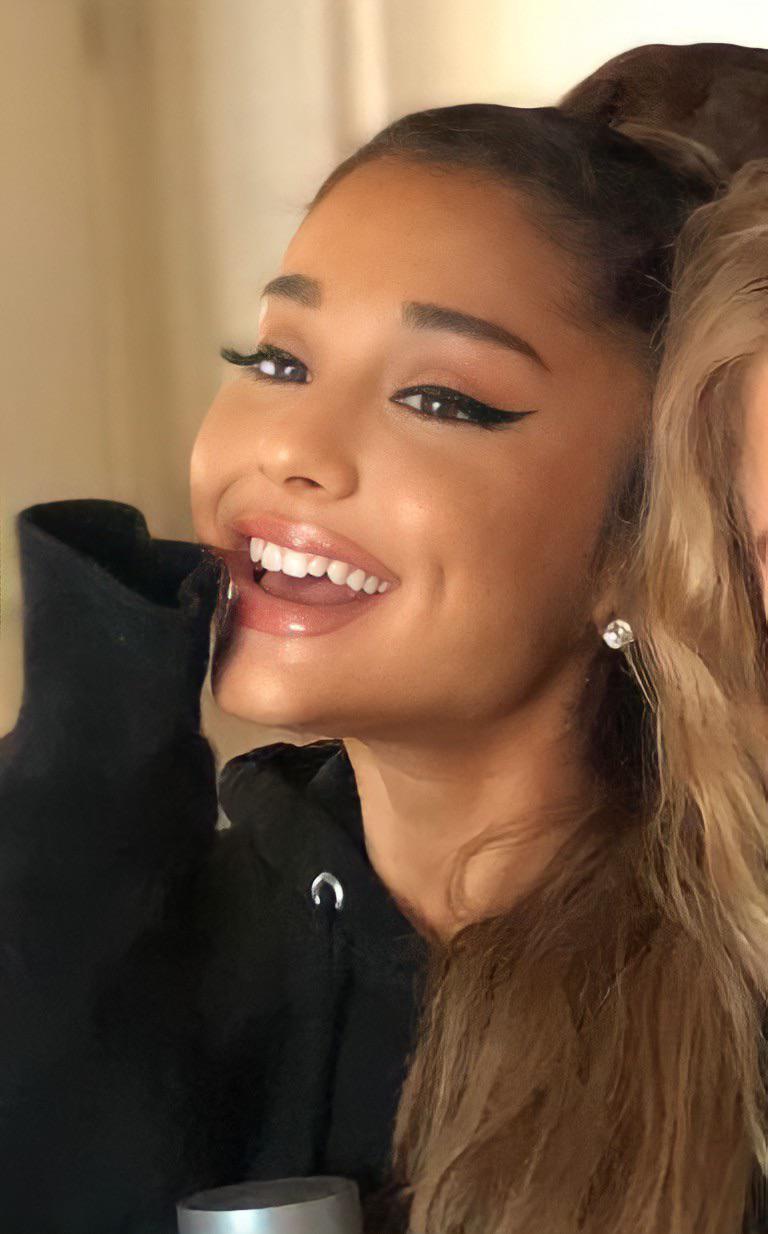 The most perfect smile r/ArianaGrande
