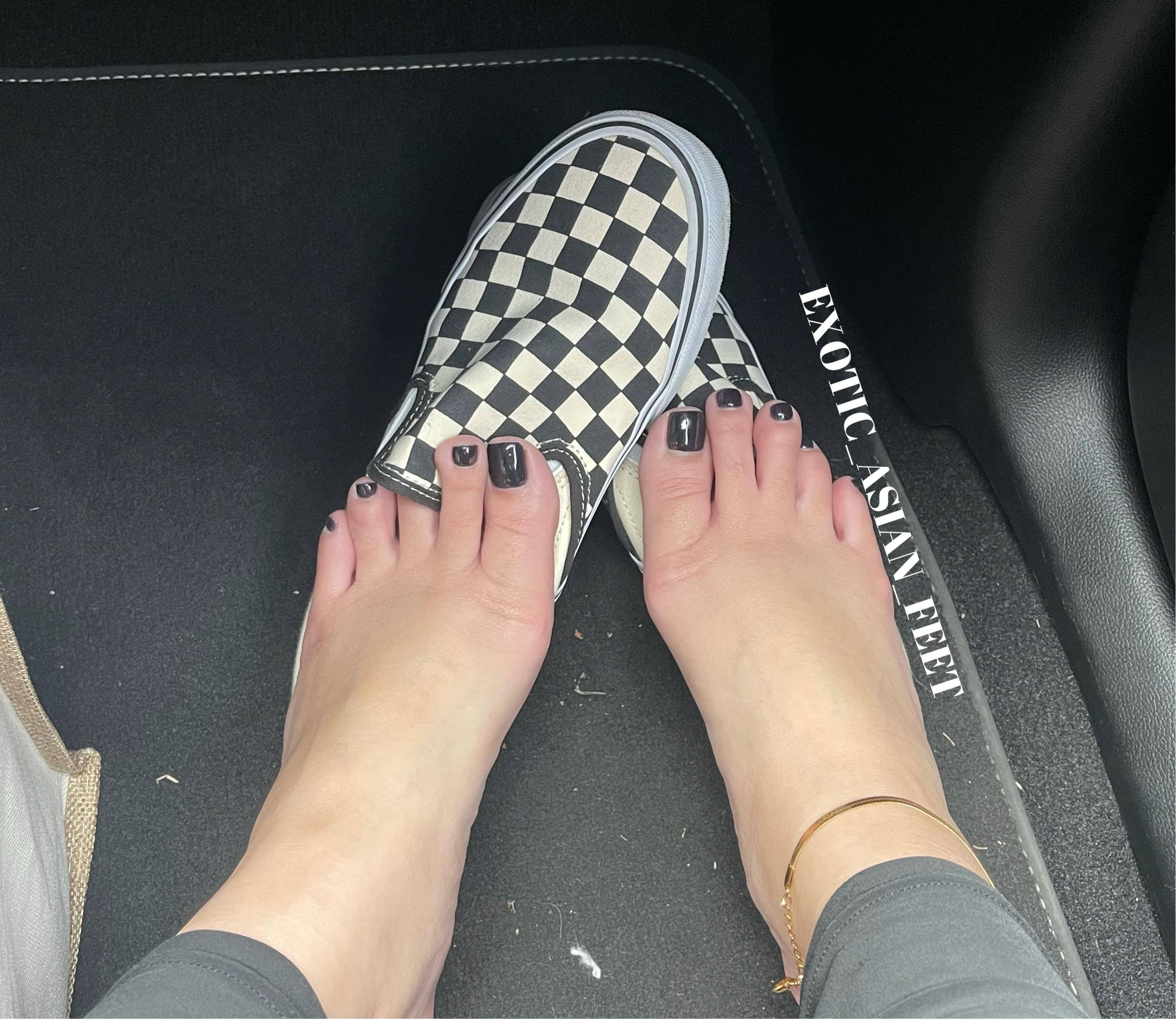 Socks or no socks? r/footgodness