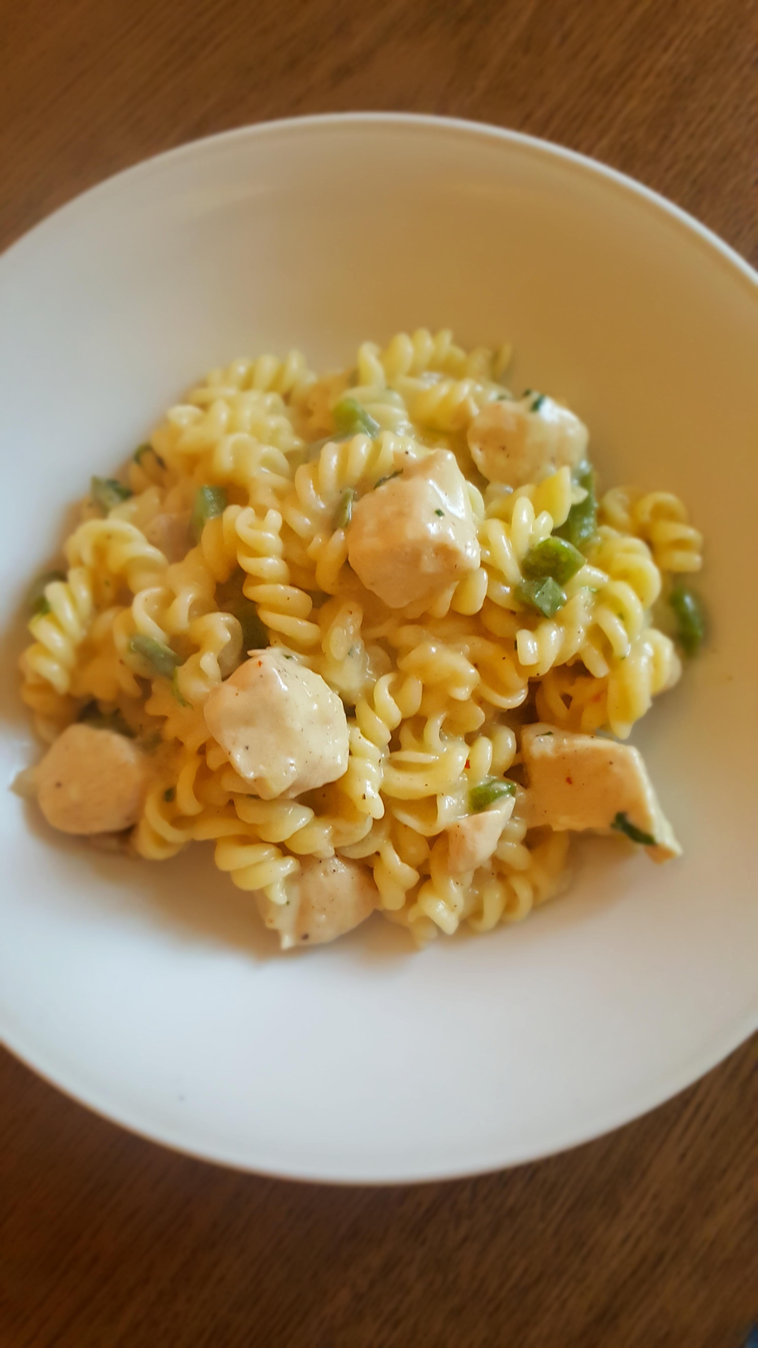 [Homemade] Chicken pasta with bell pepper and gouda cheese r/food