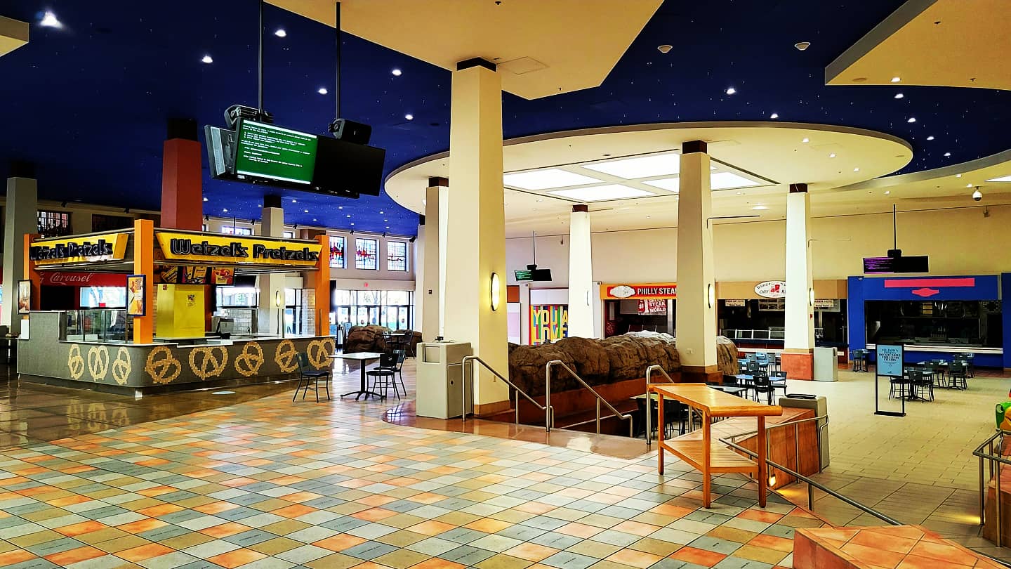 Friday night at Place Mall deadmalls