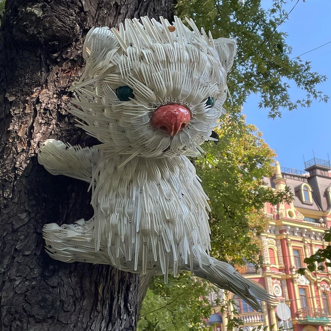 This cat made out of plastic forks in Kiev. r/mildlyinteresting