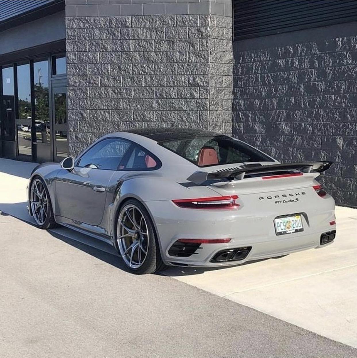 More chalk in the parking lot. 911 GT3 (991.2) touring. Porsche