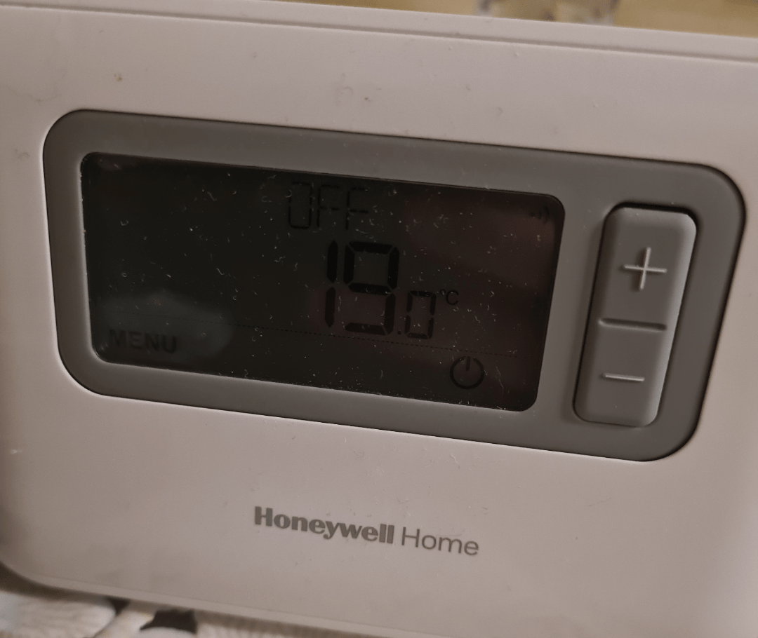 Honeywell keeps turning on, even though its on manual : r/DIYUK