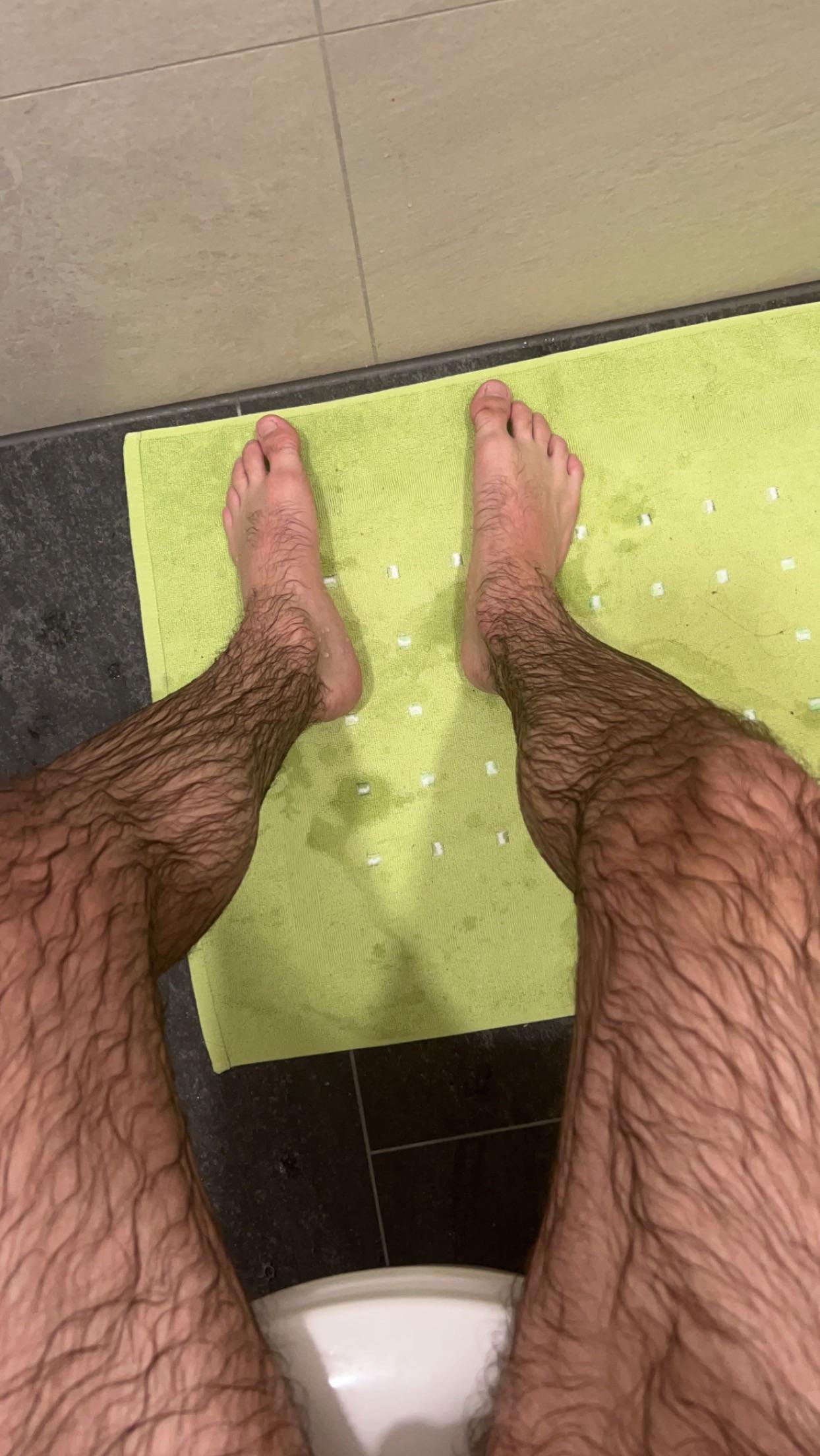 Wet hairy legs r/guyshairylegs