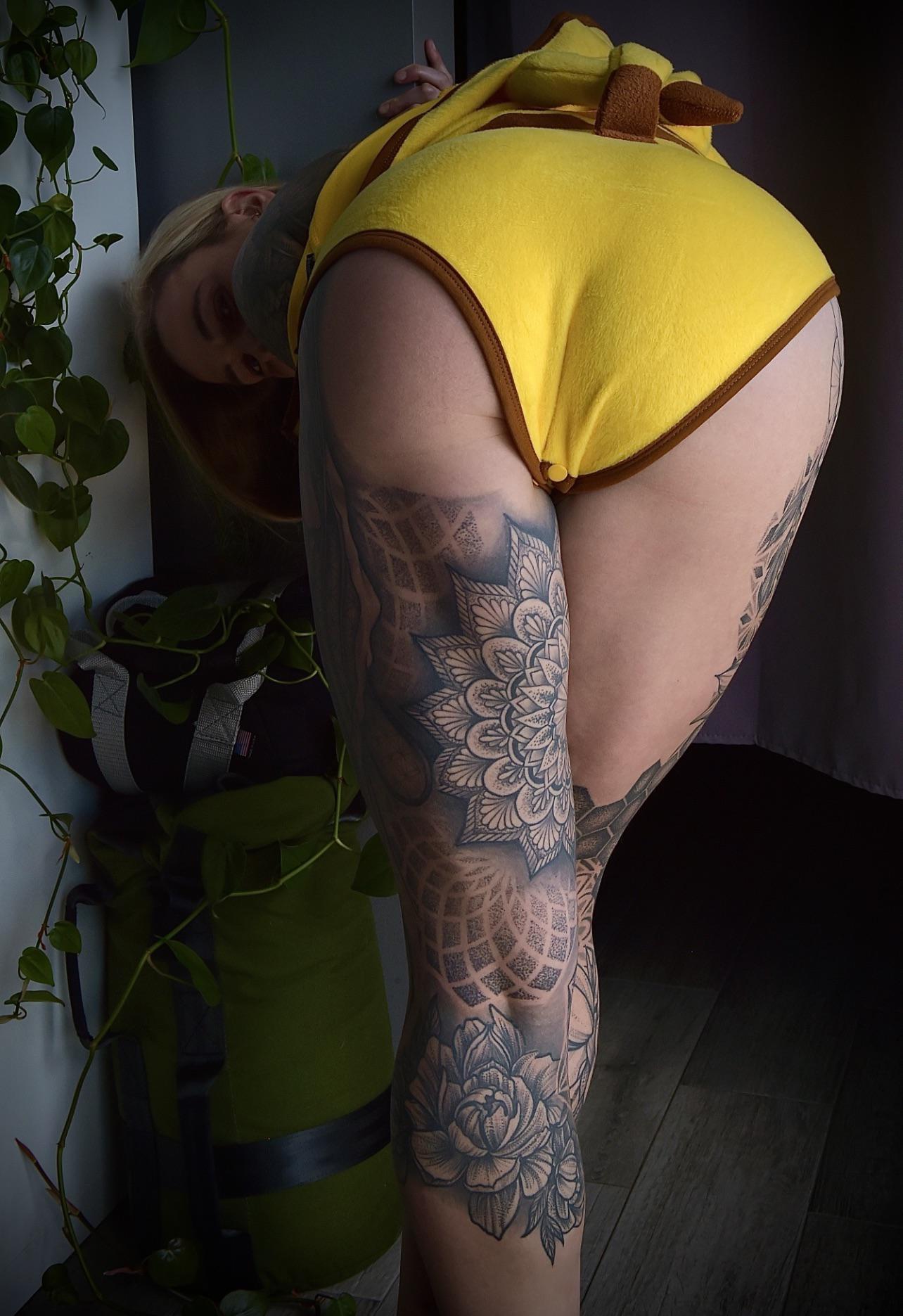 [selling] digital & physical content. OnlyFans & Patreon, [pic]tures