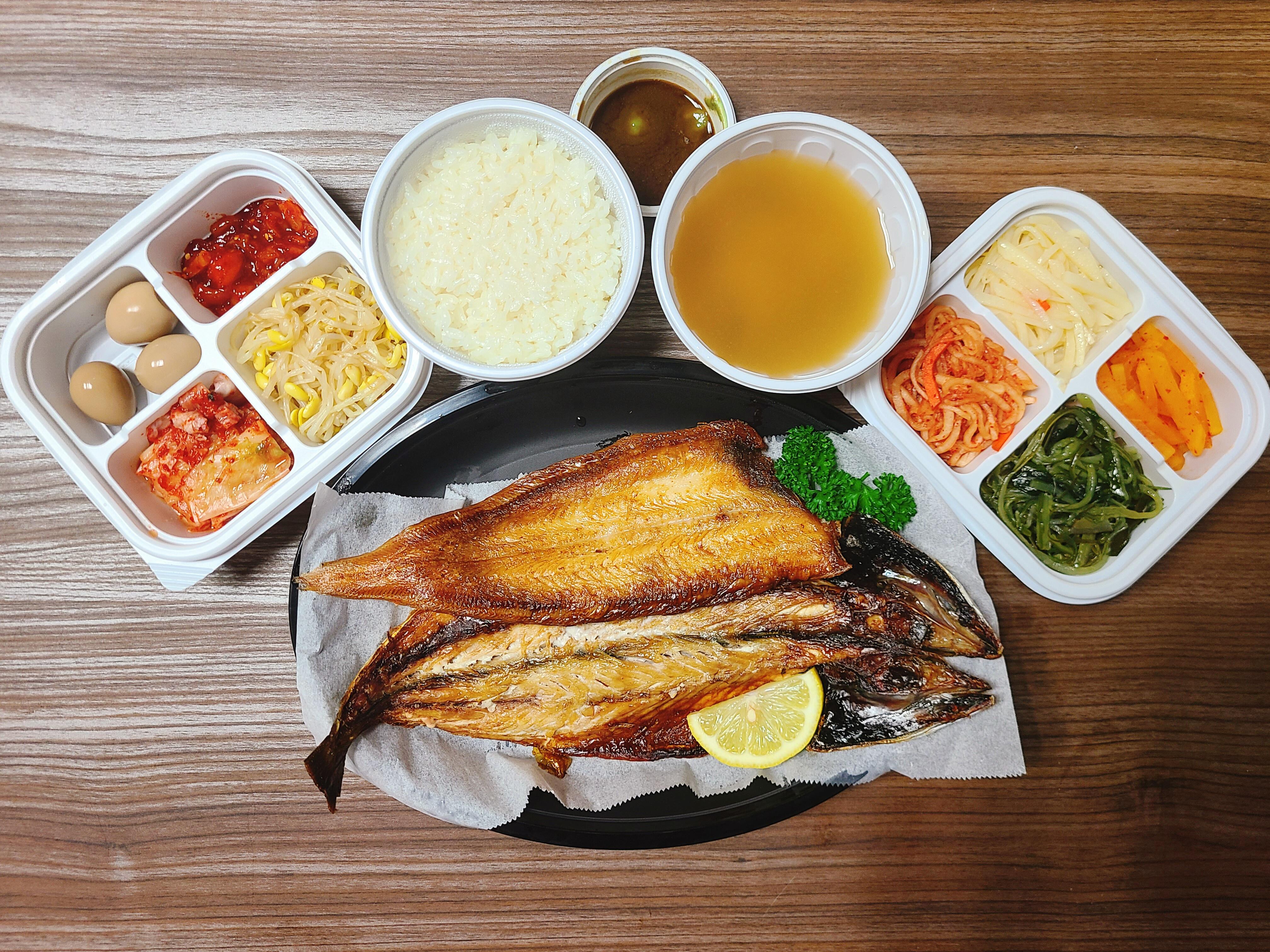 Roasted Mackerel!!! With 8 Different Banchan! r/KoreanFood