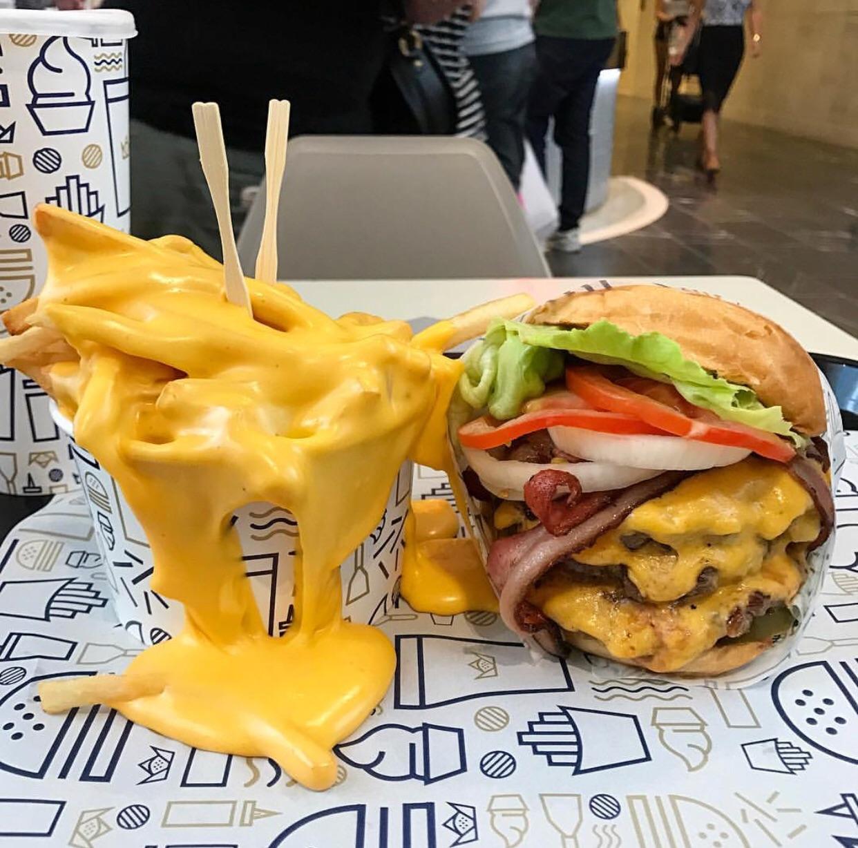 Cheeseburger. Cheese fries. Xpost from /r/foodporn r/Cheeseburger