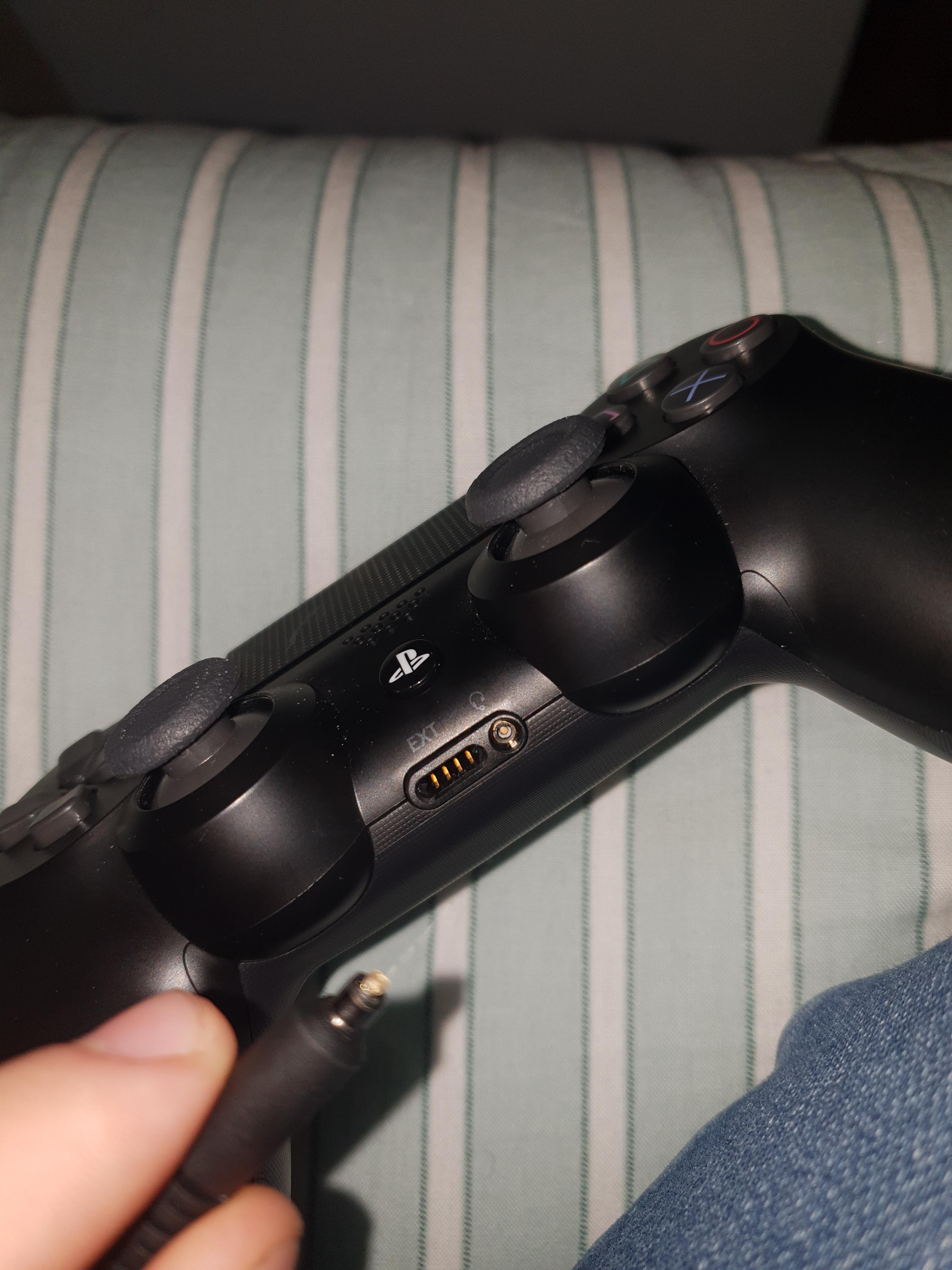 Headphones jack stuck in my Dualshock, anyone know how to fix this? r