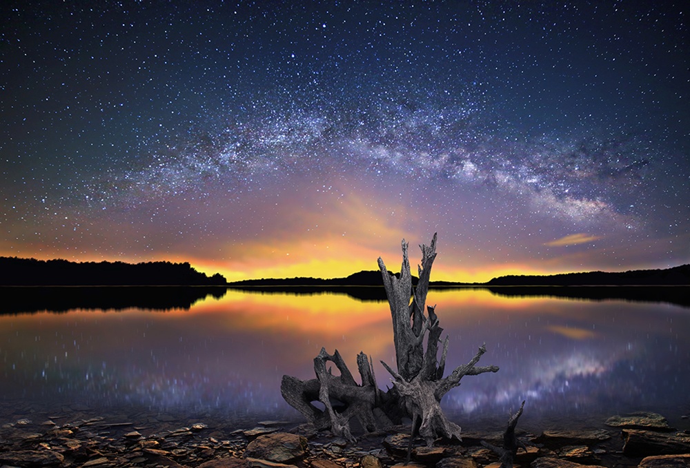 The Milky Way above Salt Fork Lake in Ohio r/Astronomy