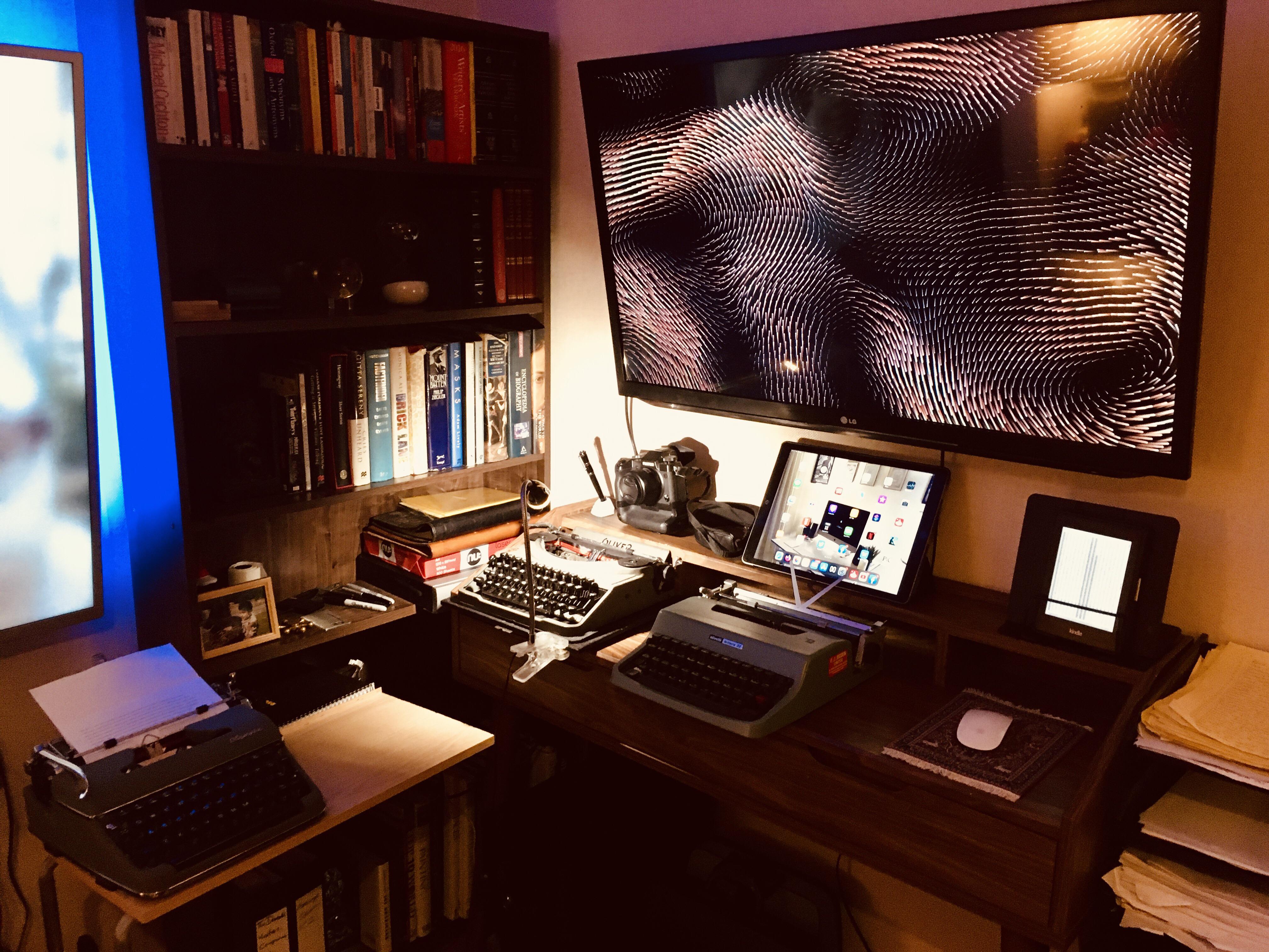 Writers desk... r/desksetup