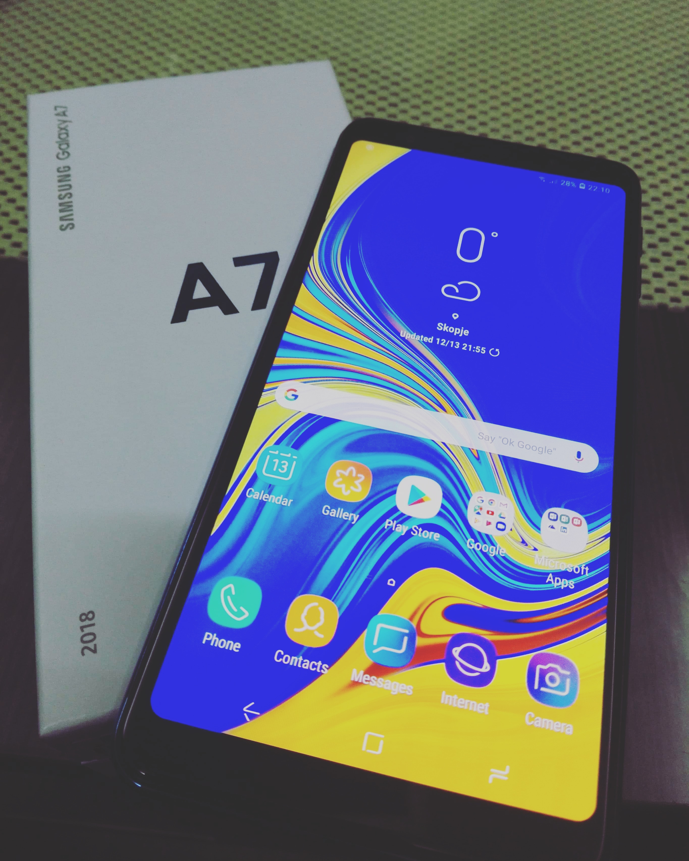 I joined the club! Maybe it's a mid range phone but the camera in this