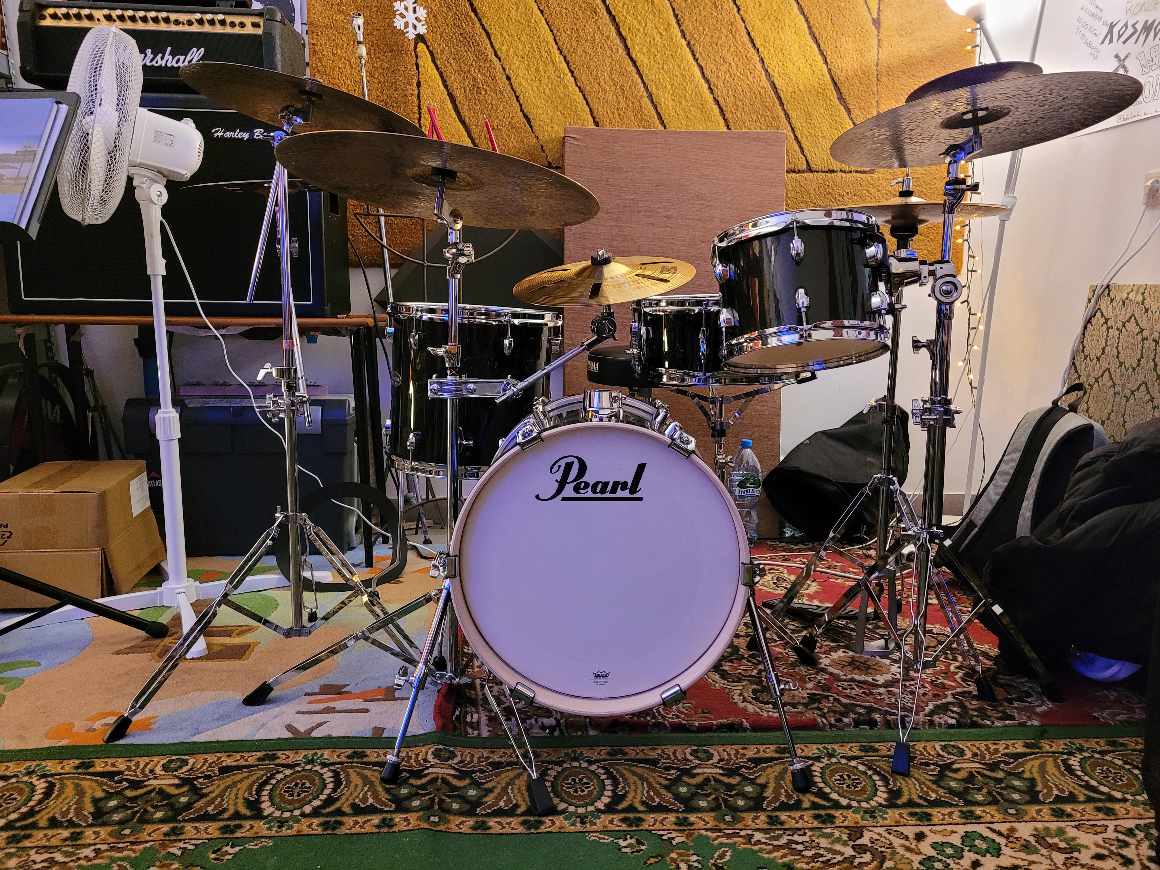 Hi. Is there any way to mount my ride cymbal onto the bass drum? I don't want to drill any holes