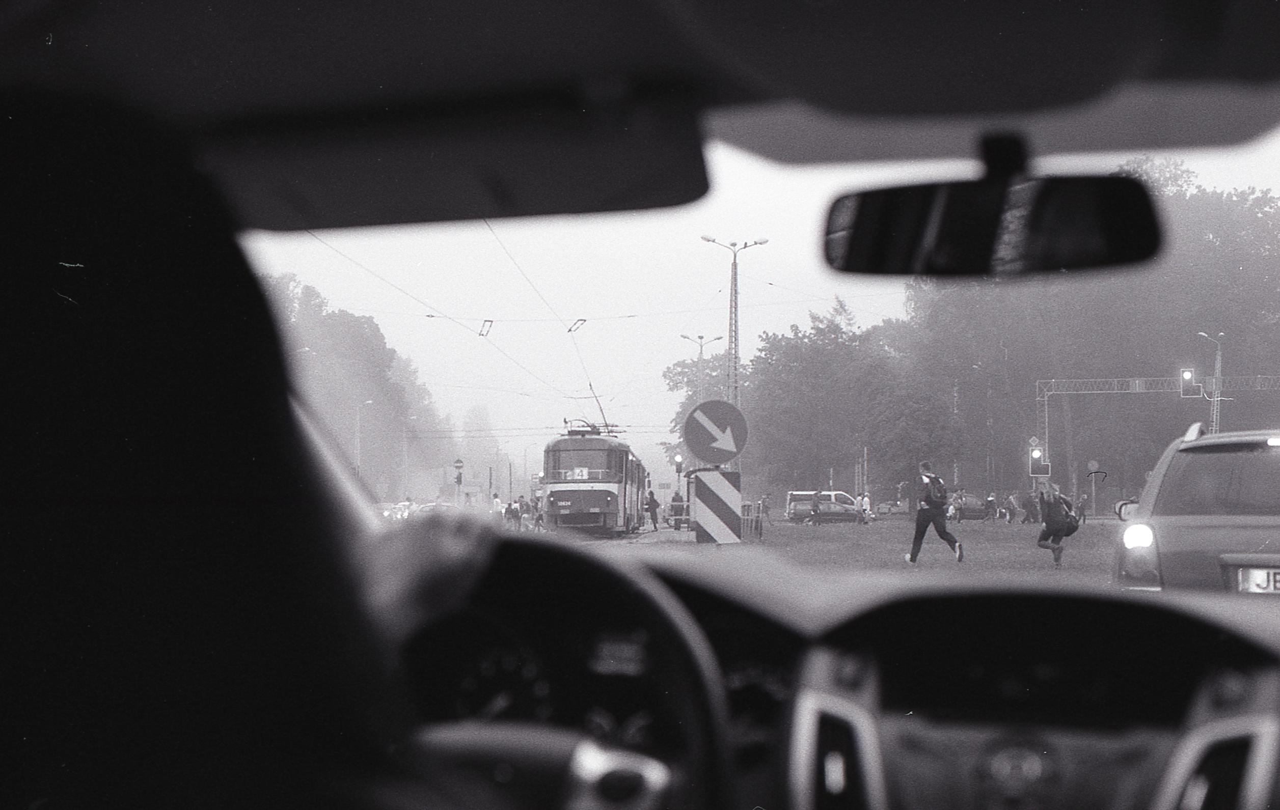 Morning Rush [Ilford HP5 Plus, Nikon FE, 50mm f1.8 Eseries] r/analog