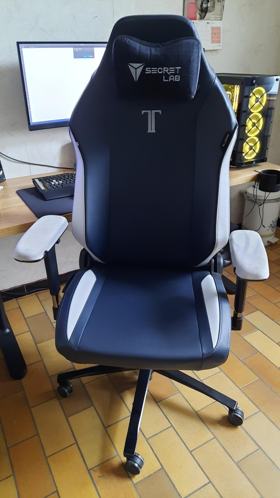 New secretlab TITAN EVO 2022. Just need to set up the lumbar support