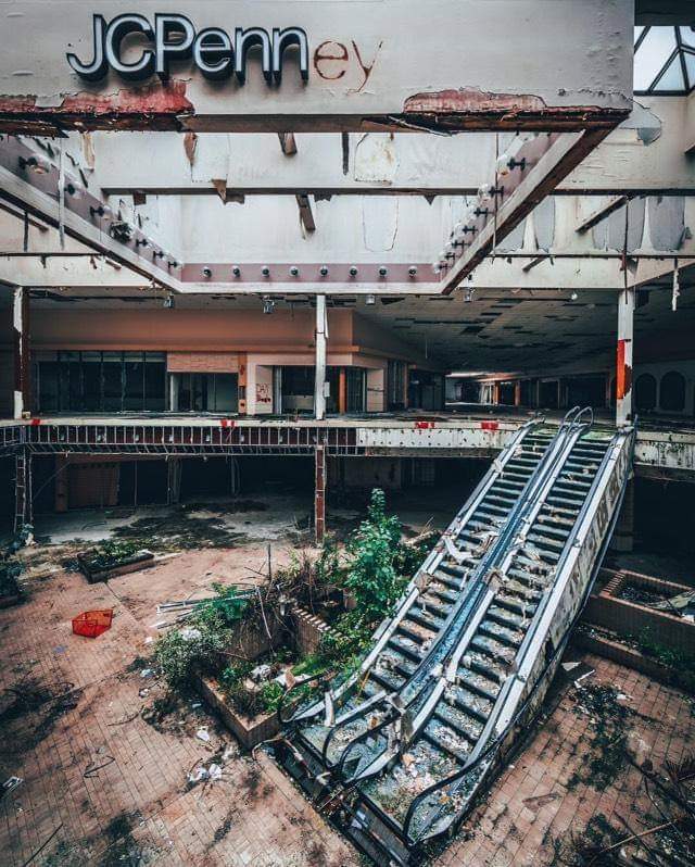 An abandoned mall near me, in Ohio. r/pics