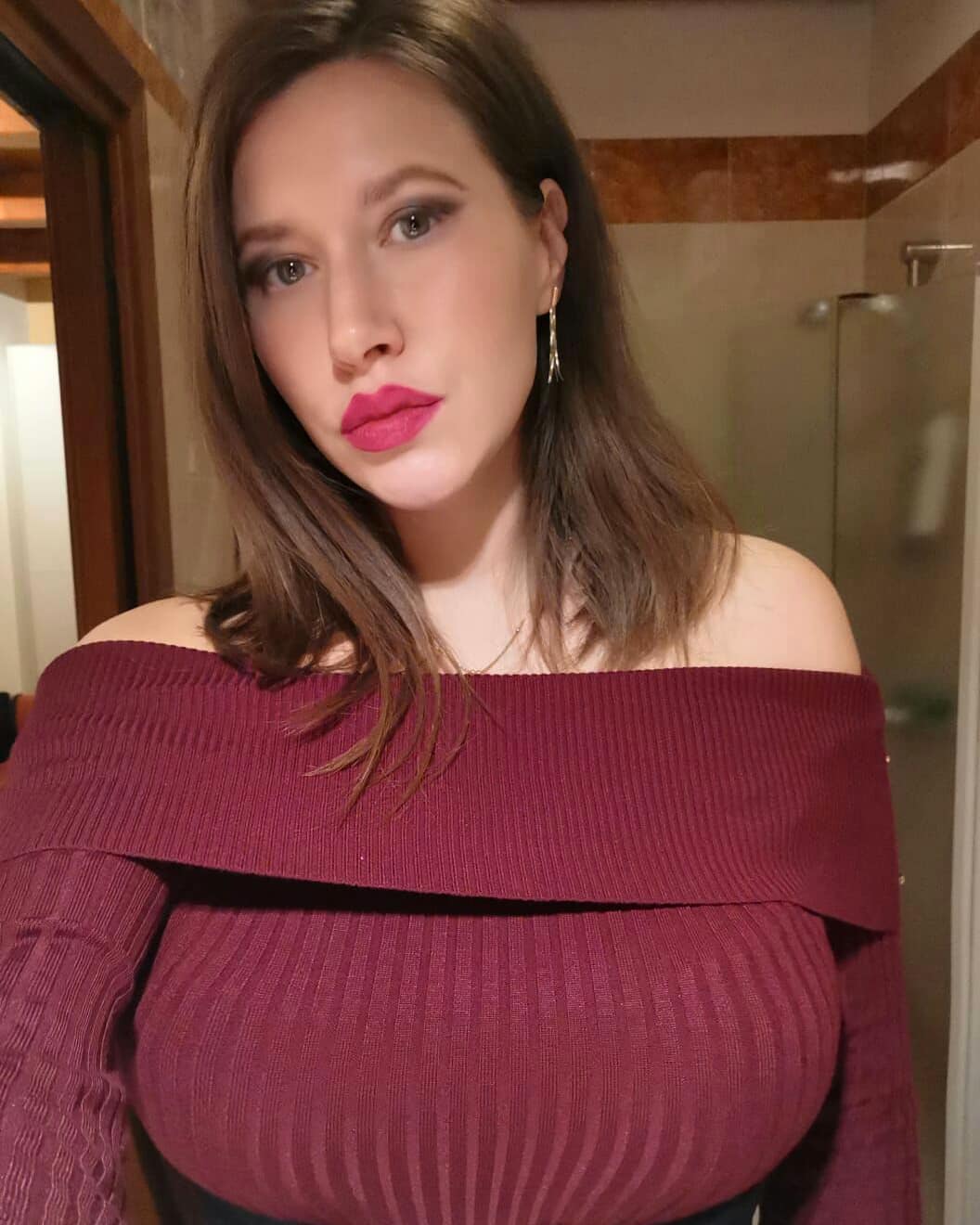 Anna Spase : 2busty2hide