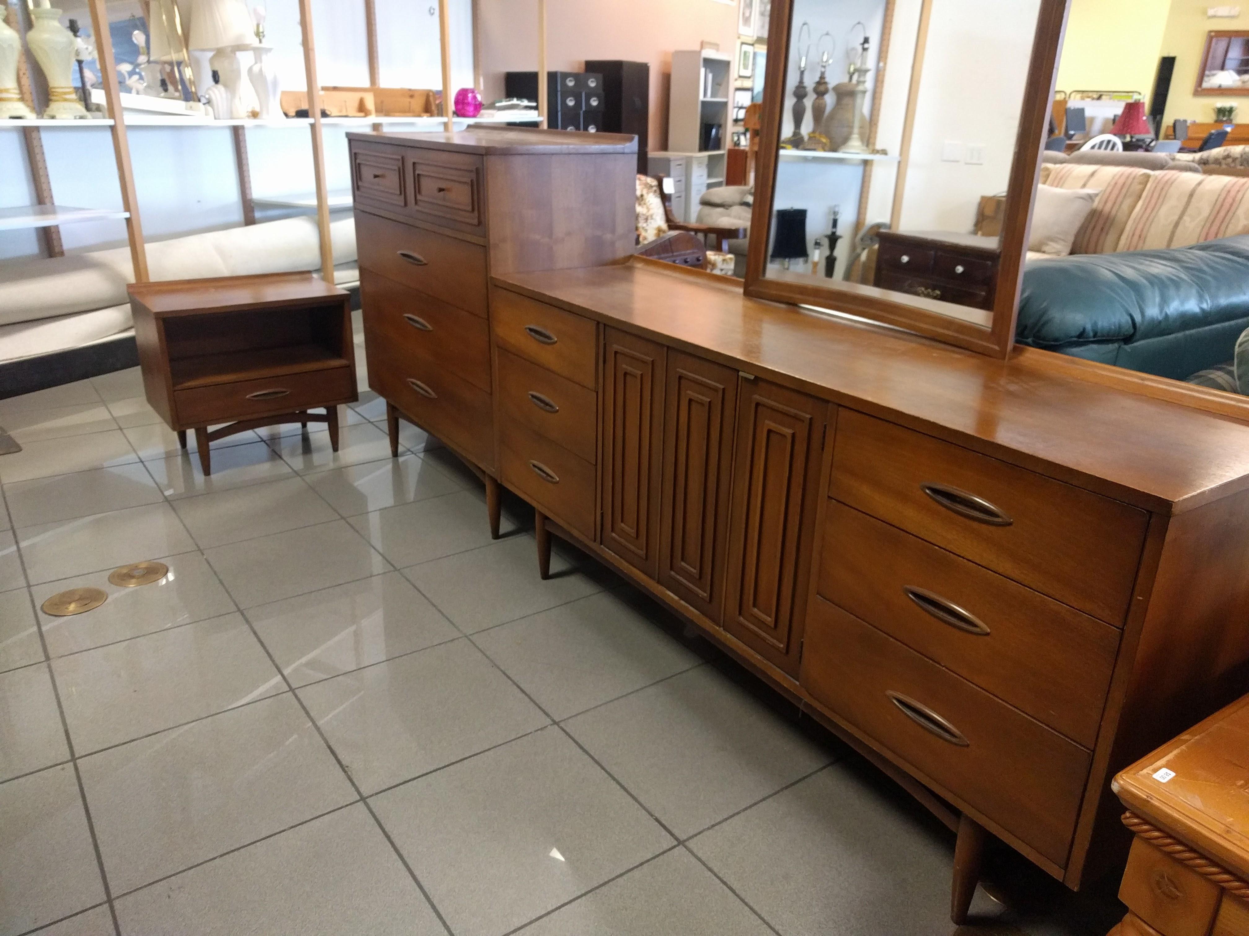 Sold these Broyhill Sculptra pieces yesterday. r/Mid_Century