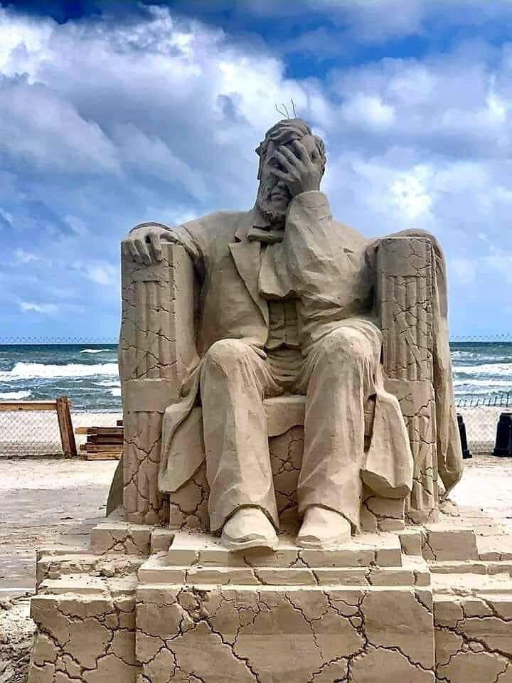 This Abraham Lincoln sculpture made of sand r/facepalm