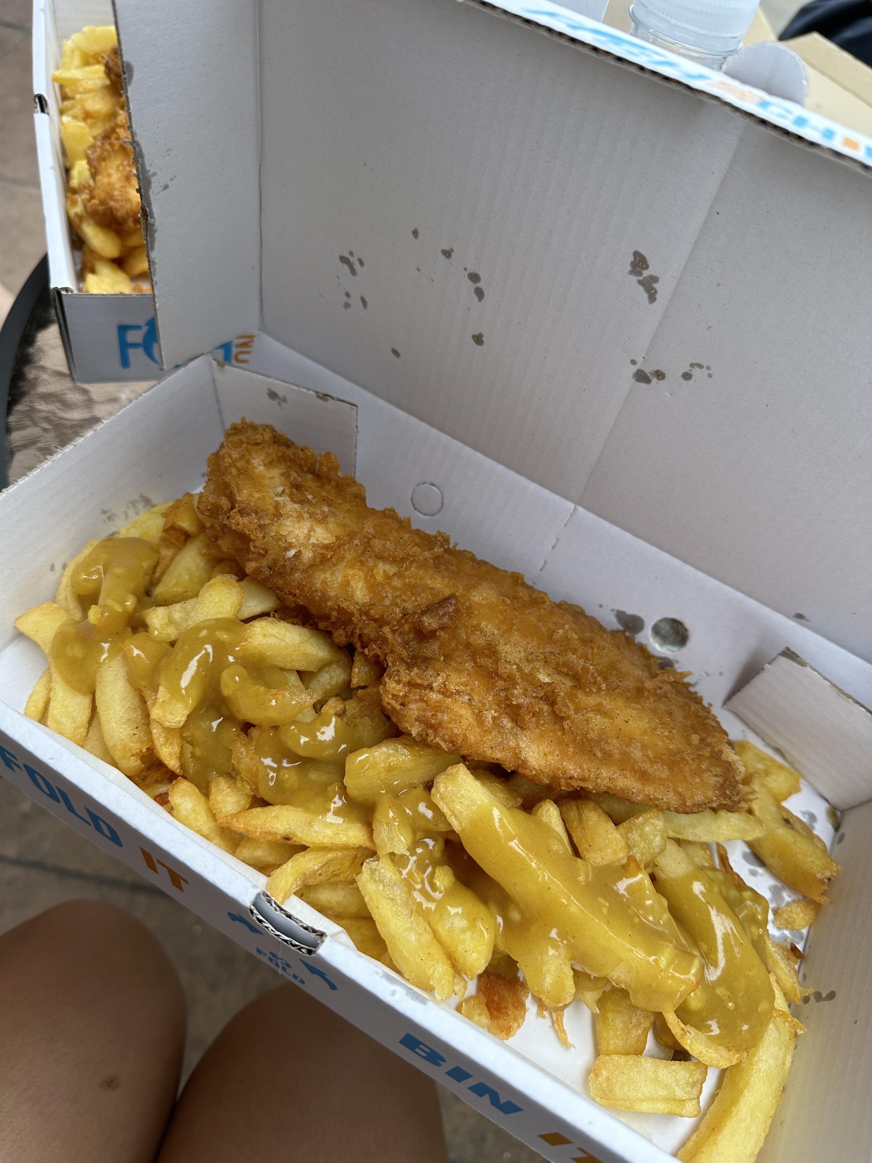 Curry sauce > mushy peas or beans on fish and chips r/UK_Food