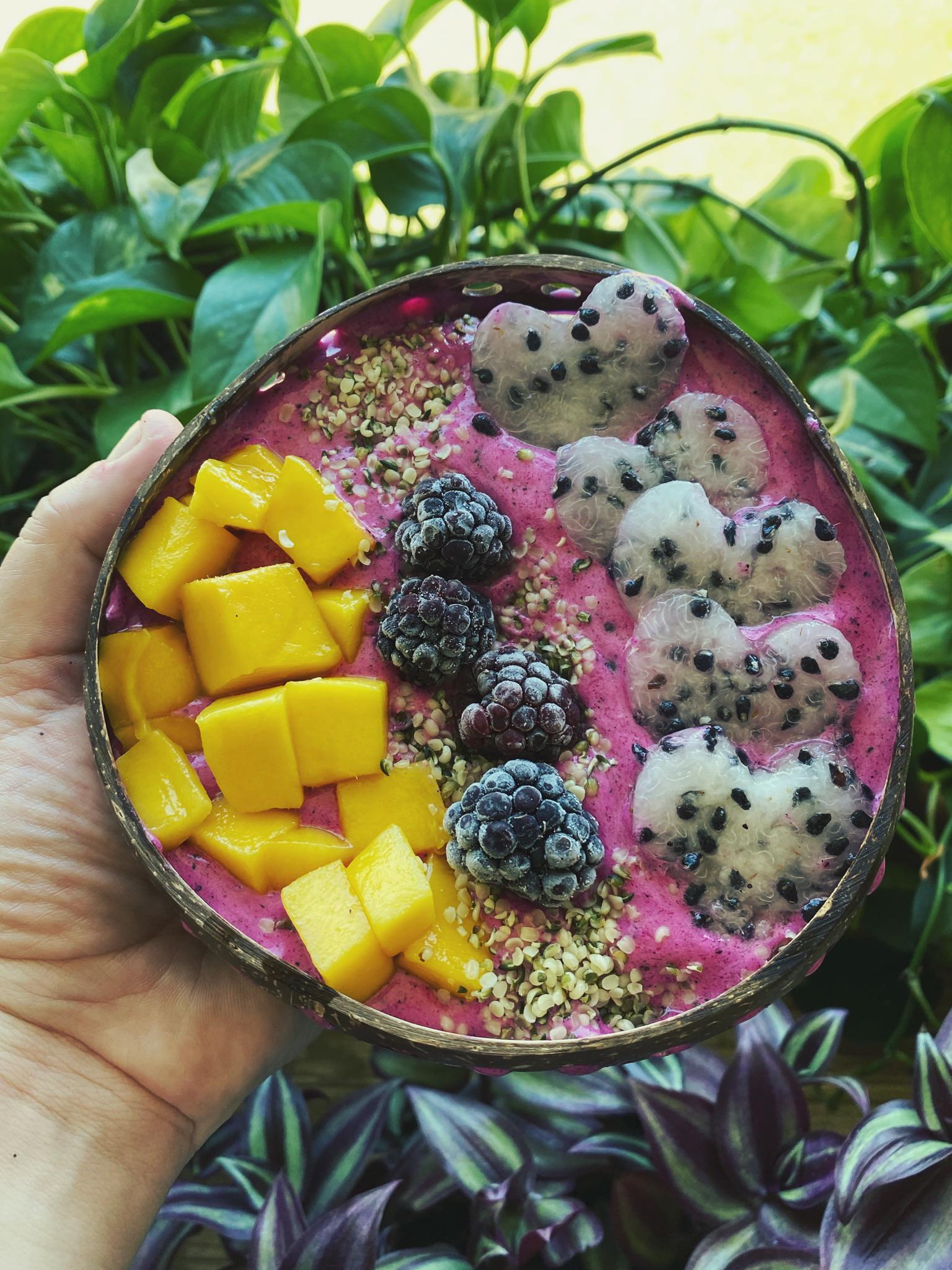 Started my week off with this super yum dragon fruit bowl, so