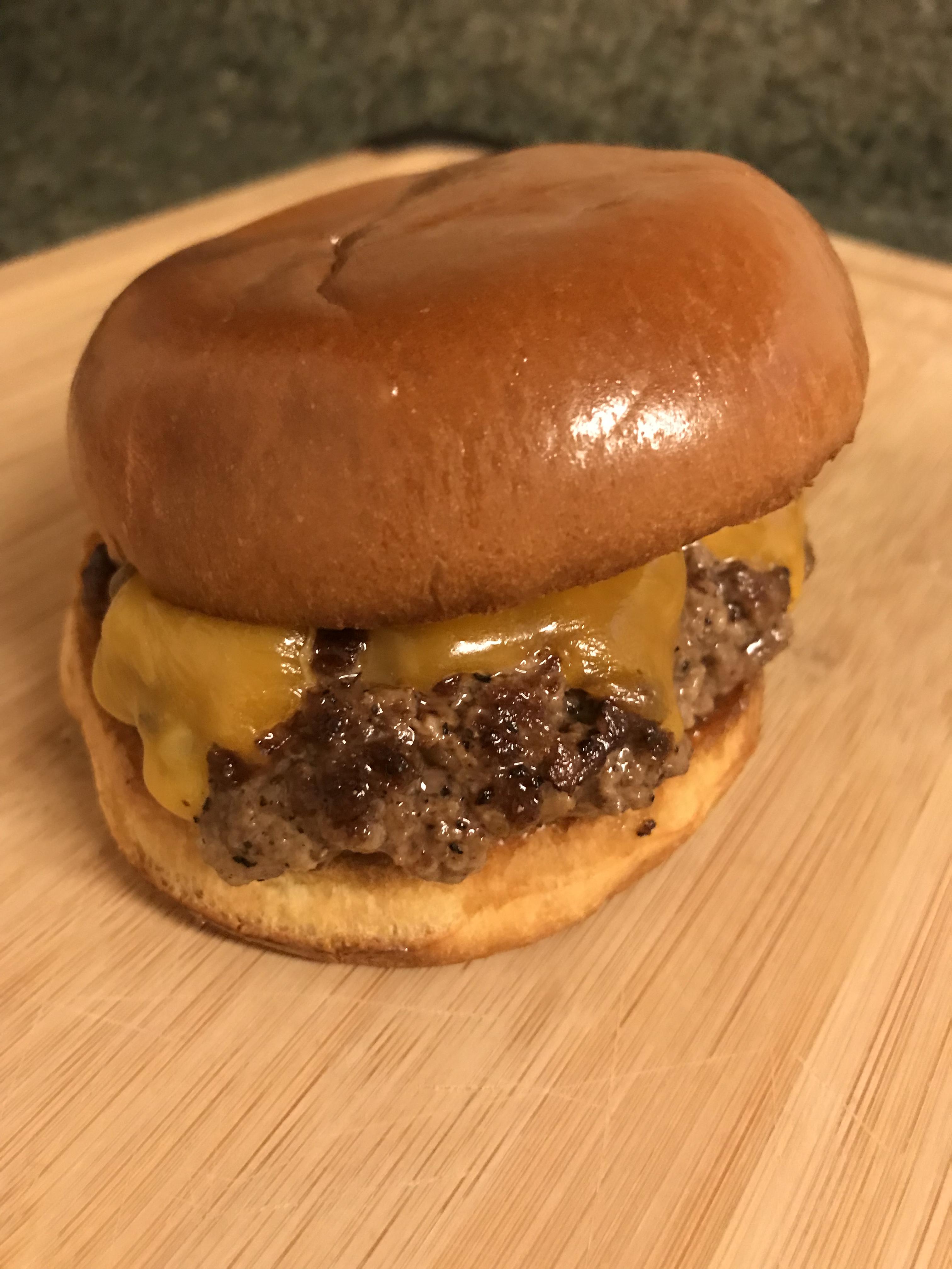 Simple Cheeseburger [Homemade] r/food