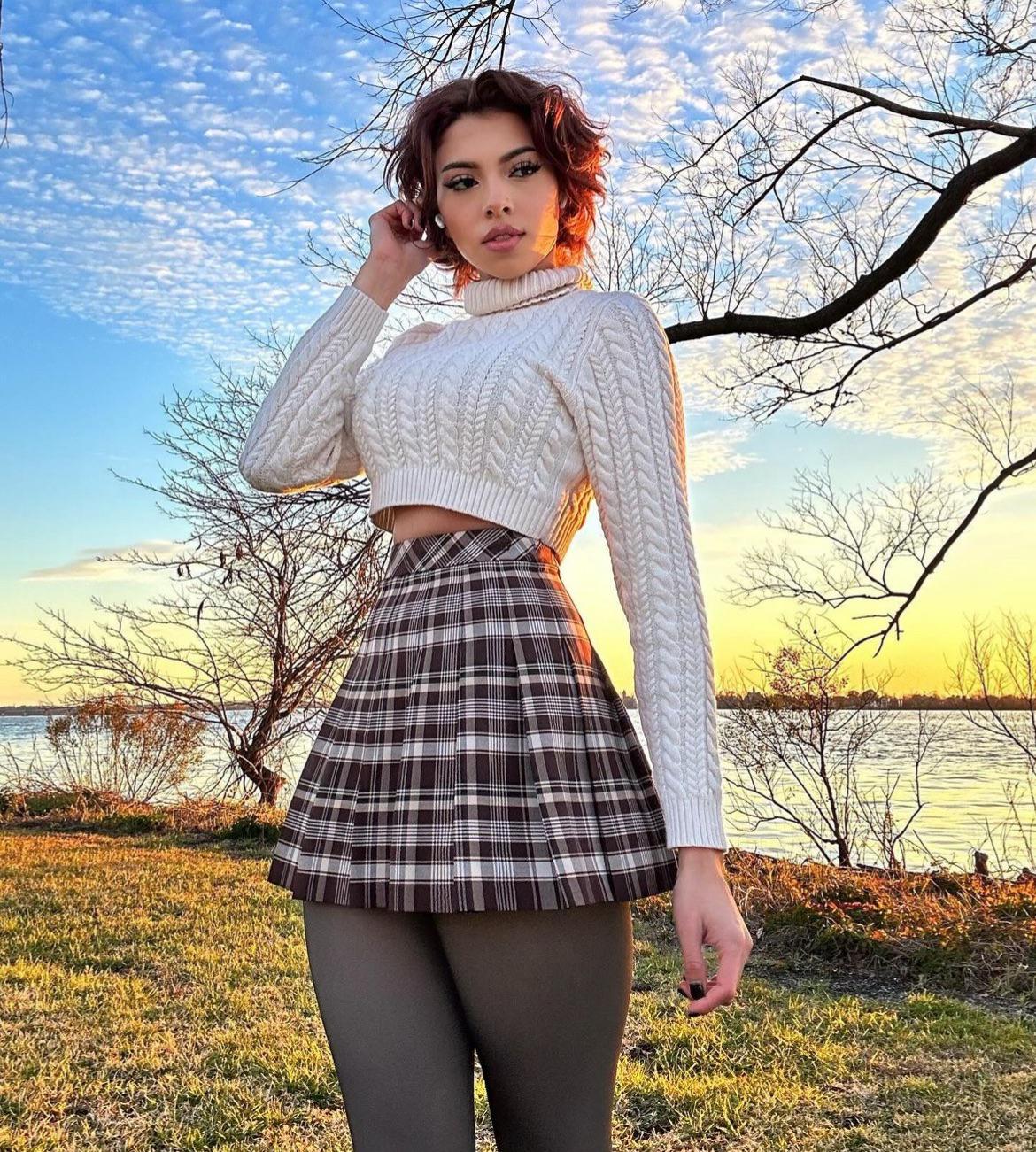 Even normally dressed she looks slutty : kyso_lo_nsfw